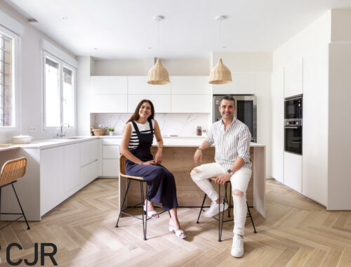 daniel colino y estela en cocina blanco mate semiabierta con isla cjr