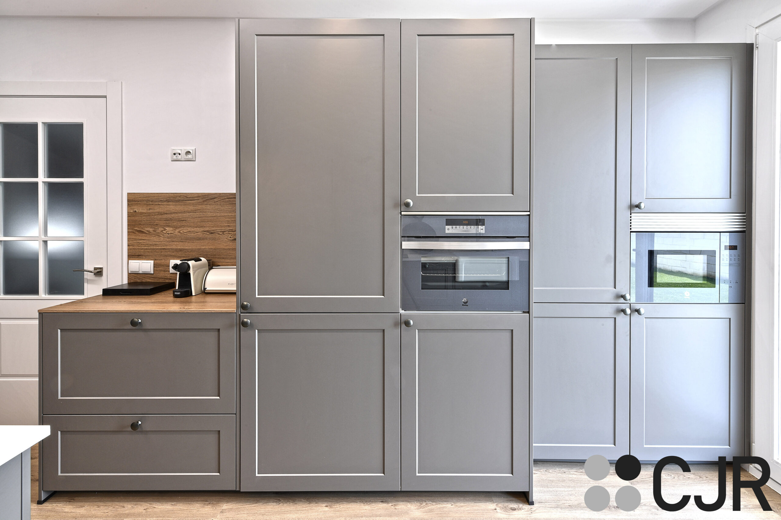 torres de cocina en gris vison seda con electrodomesticos balay en gris antracita cjr