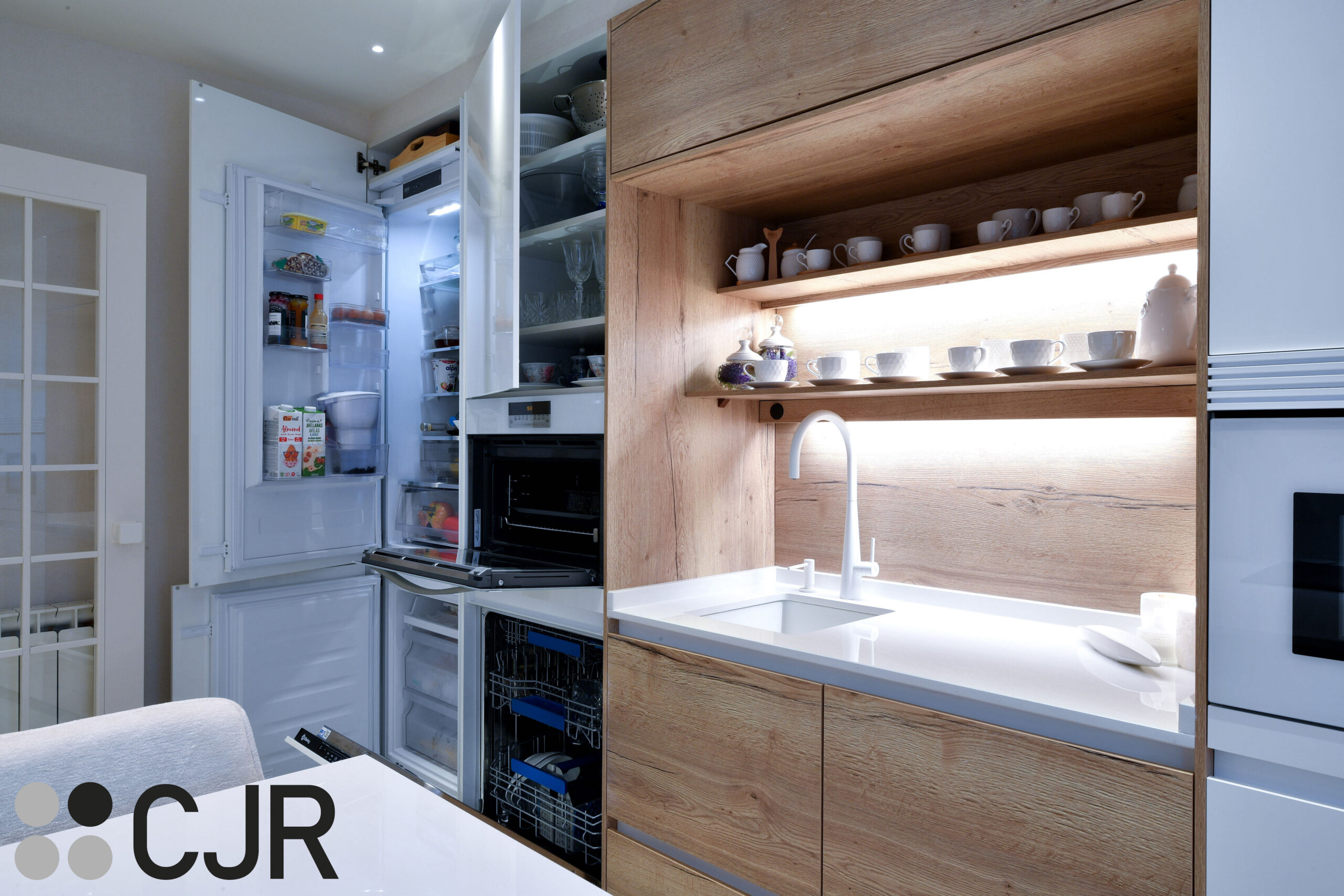 frigorifico integrado en cocina pequeña blanca y madera cjr