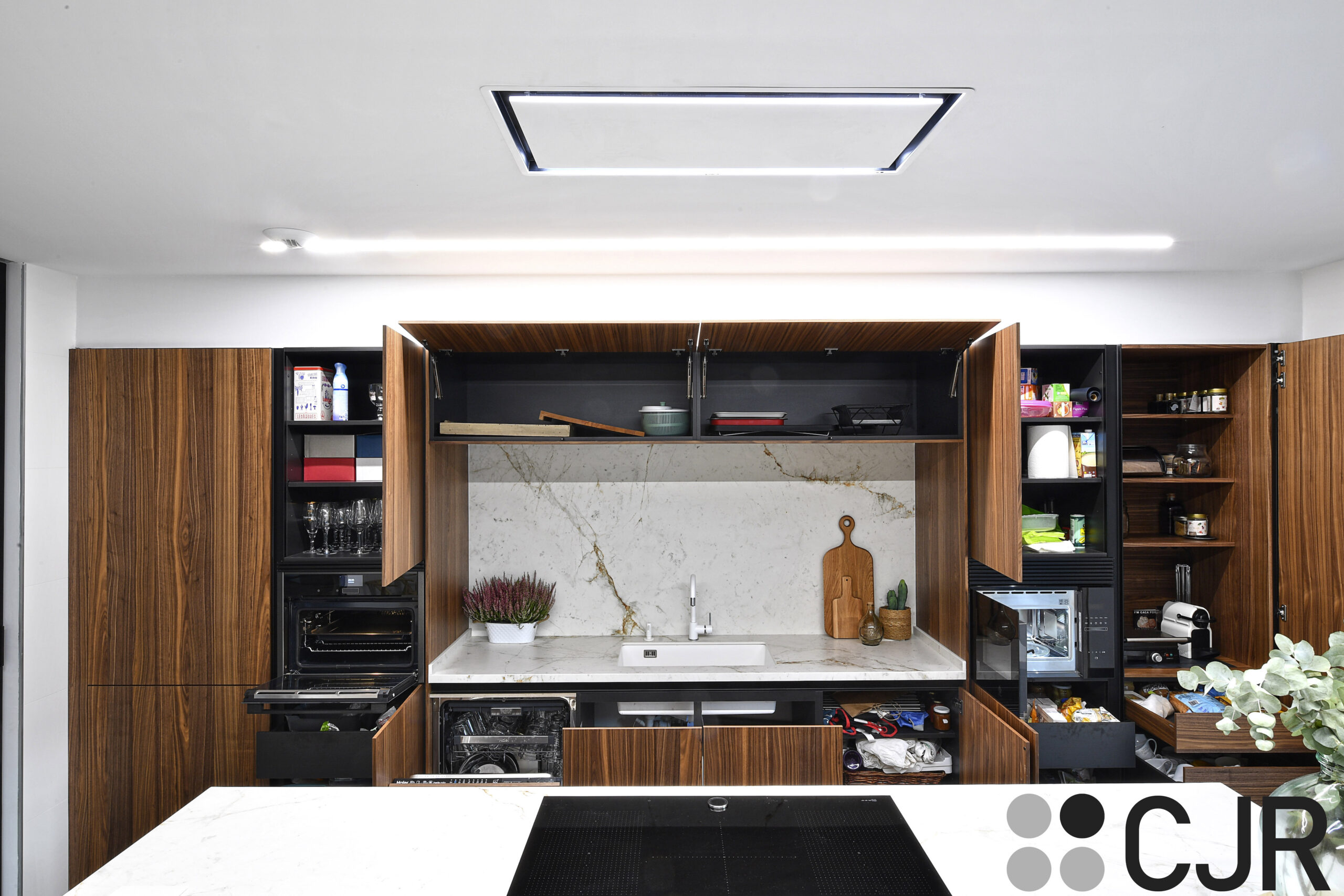 torres de cocina en madera nogal con interior en negro cjr