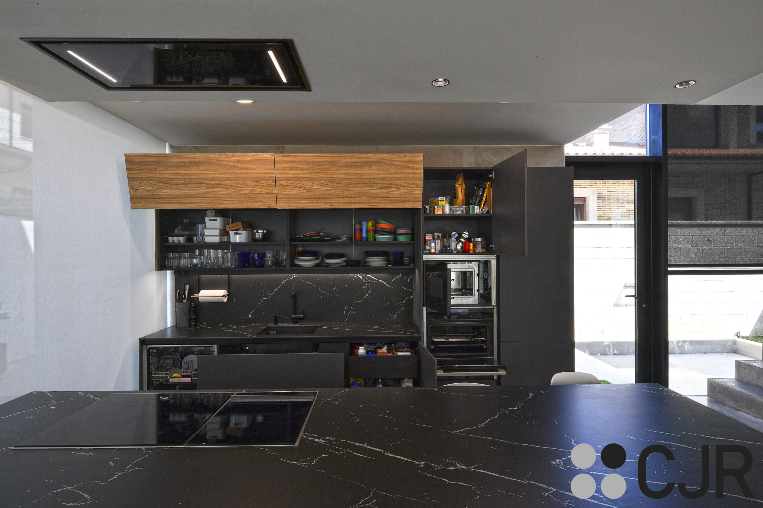cocina abierta al salón en gris antracita con interior en negro cjr