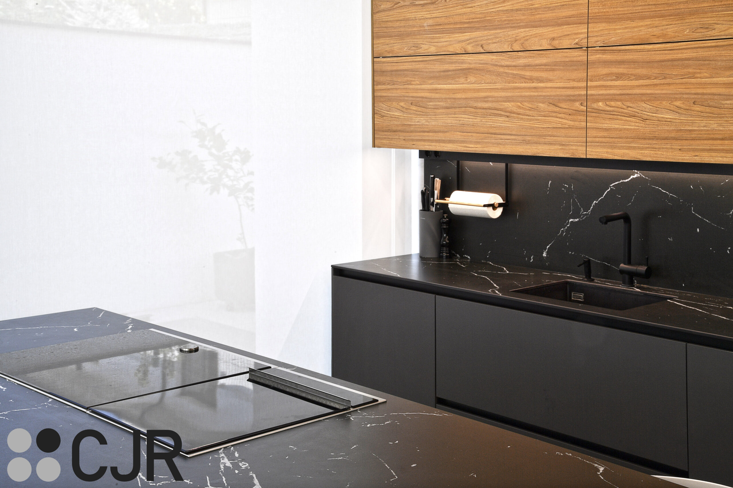 cocina con isla gris y madera y encimera neolith nero marquina cjr