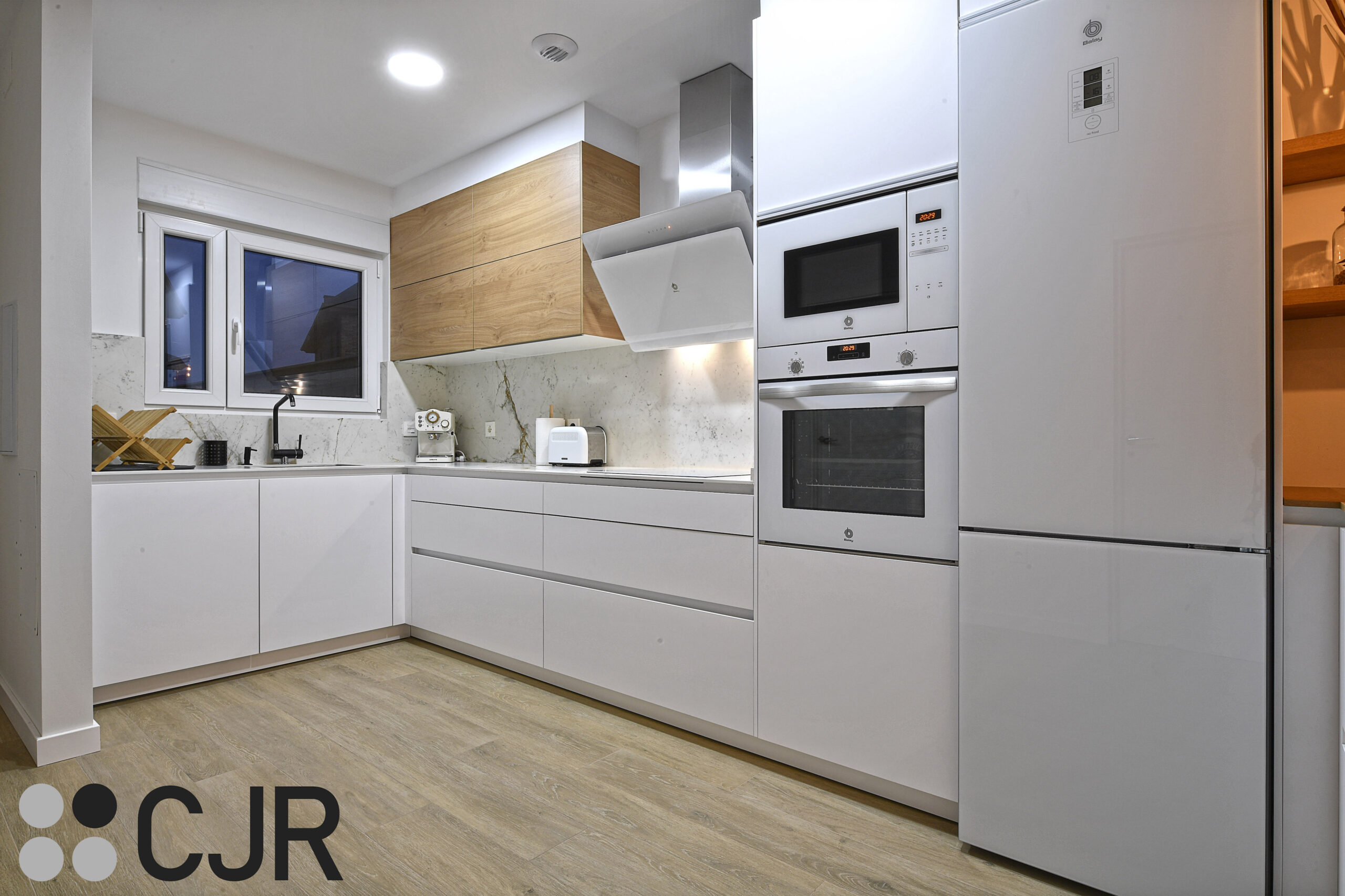 cocina en blanco mate y madera con electrodomésticos en cristal blanco de balay cjr