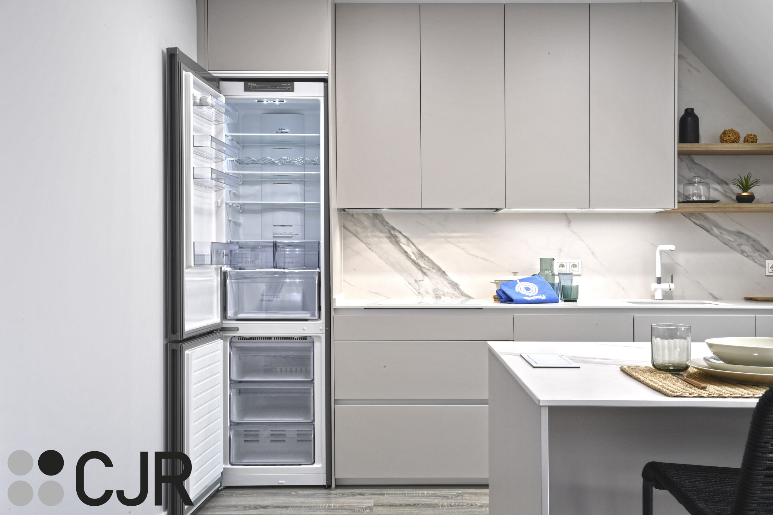 frigorifico combinado de gran capacidad en cristal blanco de balay cjr