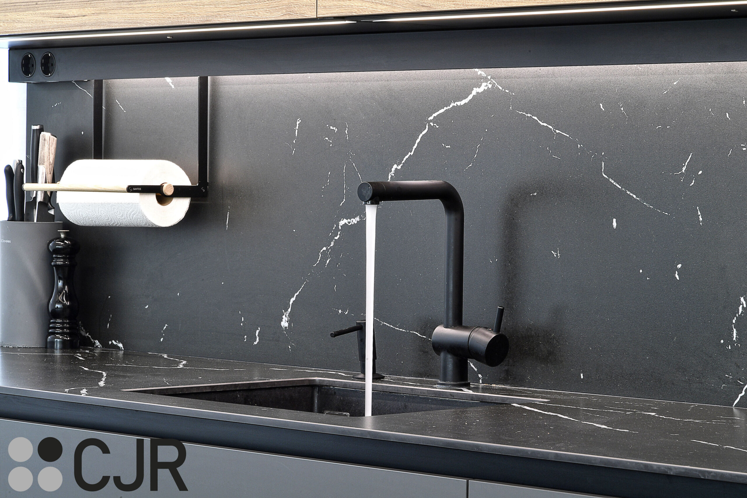 grifo en negro de plados en encimera de neolith cjr