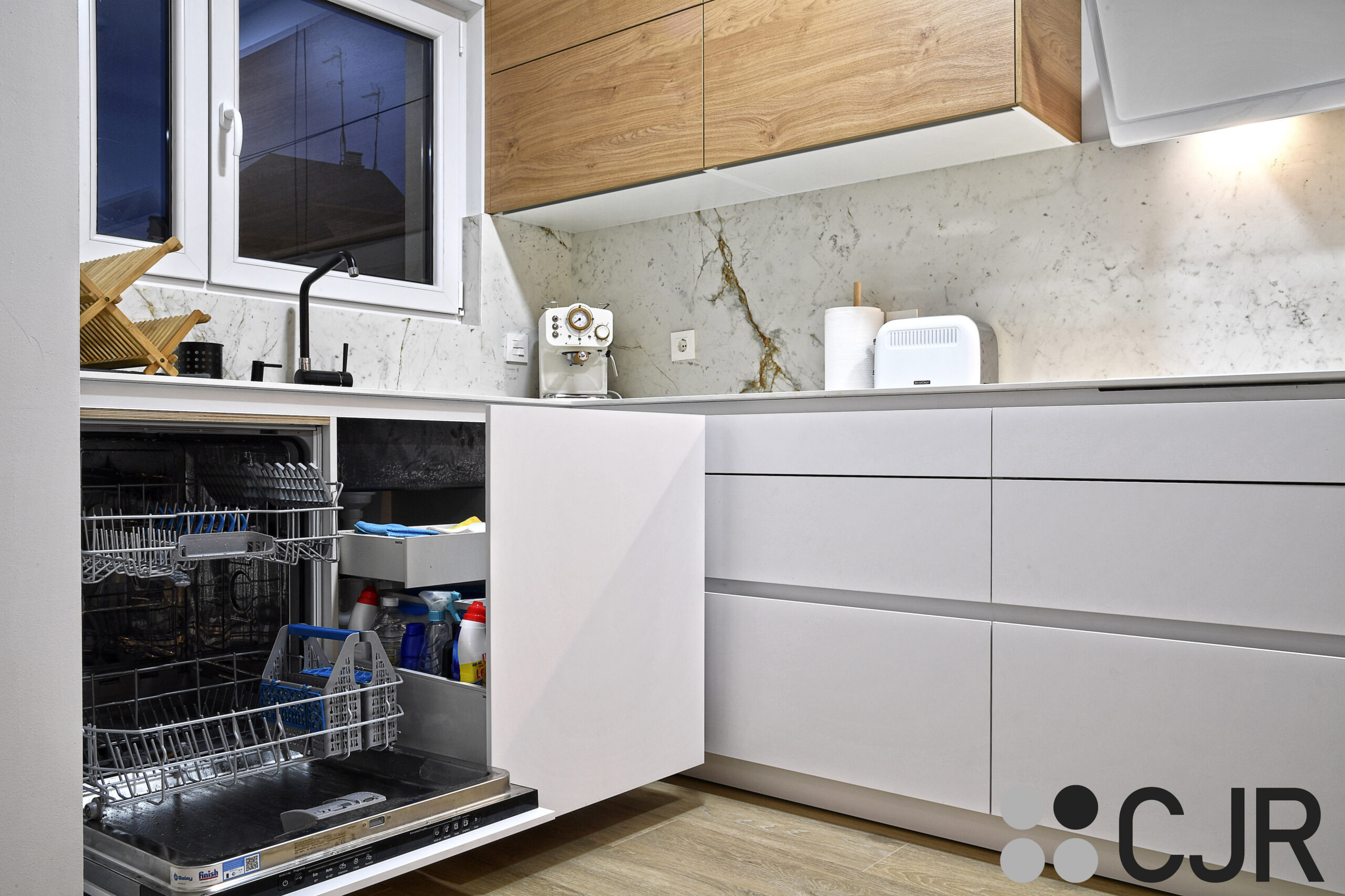 lavavajillas integrado de balay en cocina blanca cjr