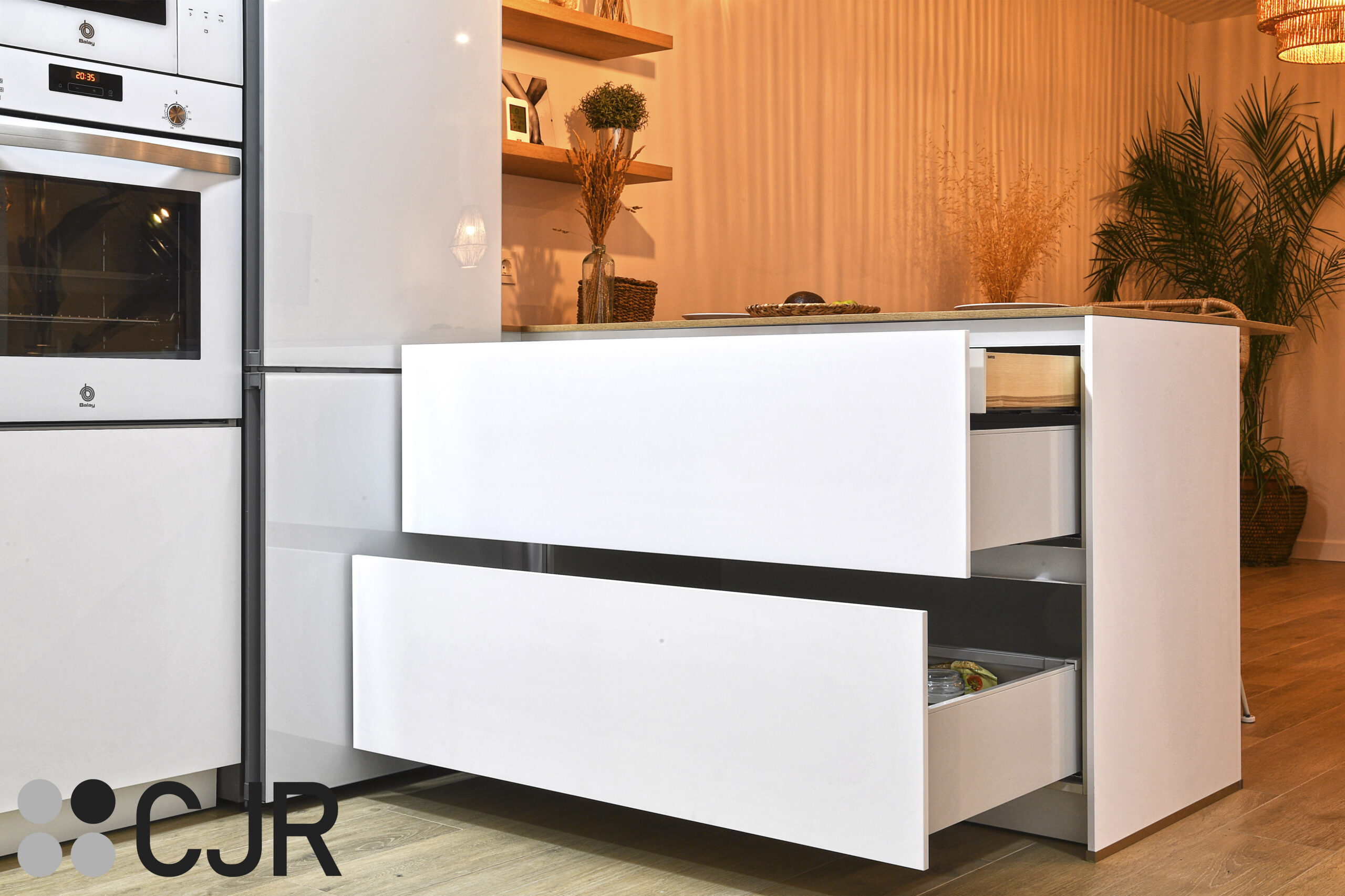 muebles bajos de cocina amplios en blanco mate cjr