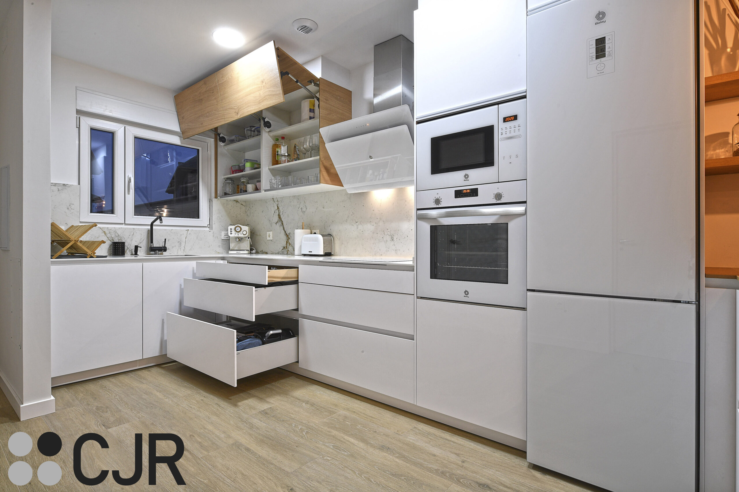 muebles de cocina en blanco y madera con mucho almacenamiento cjr