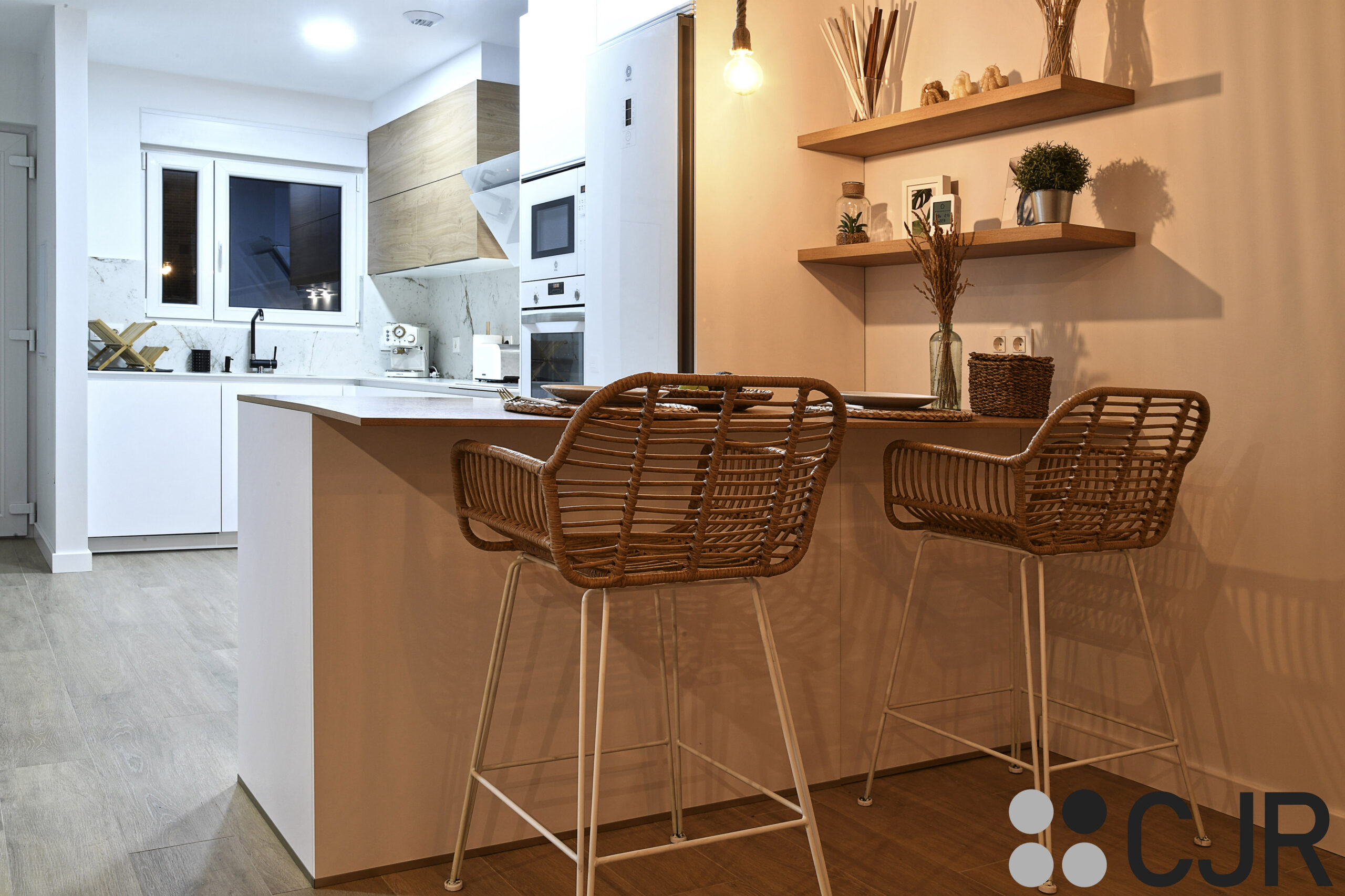 peninsula de cocina con barra en madera cjr