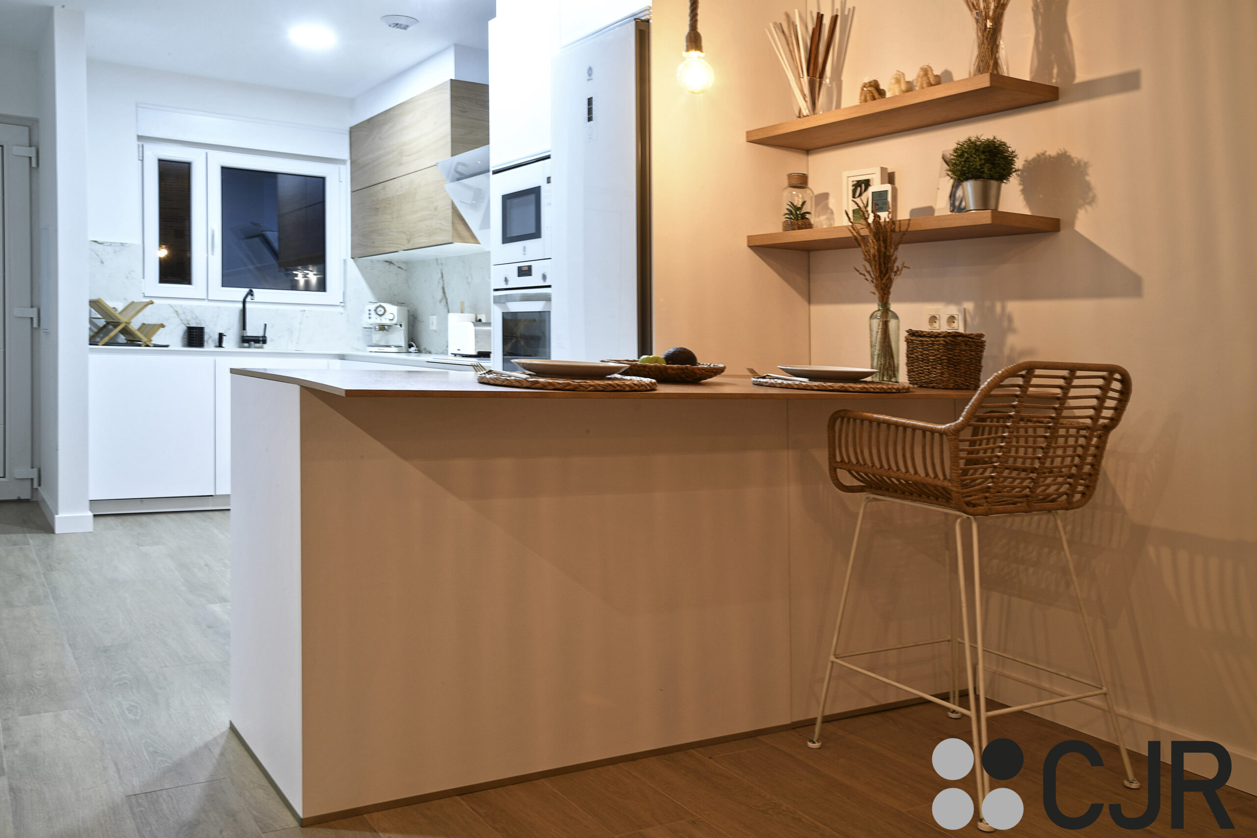 peninsula de cocina con barra y encimera de madera cjr