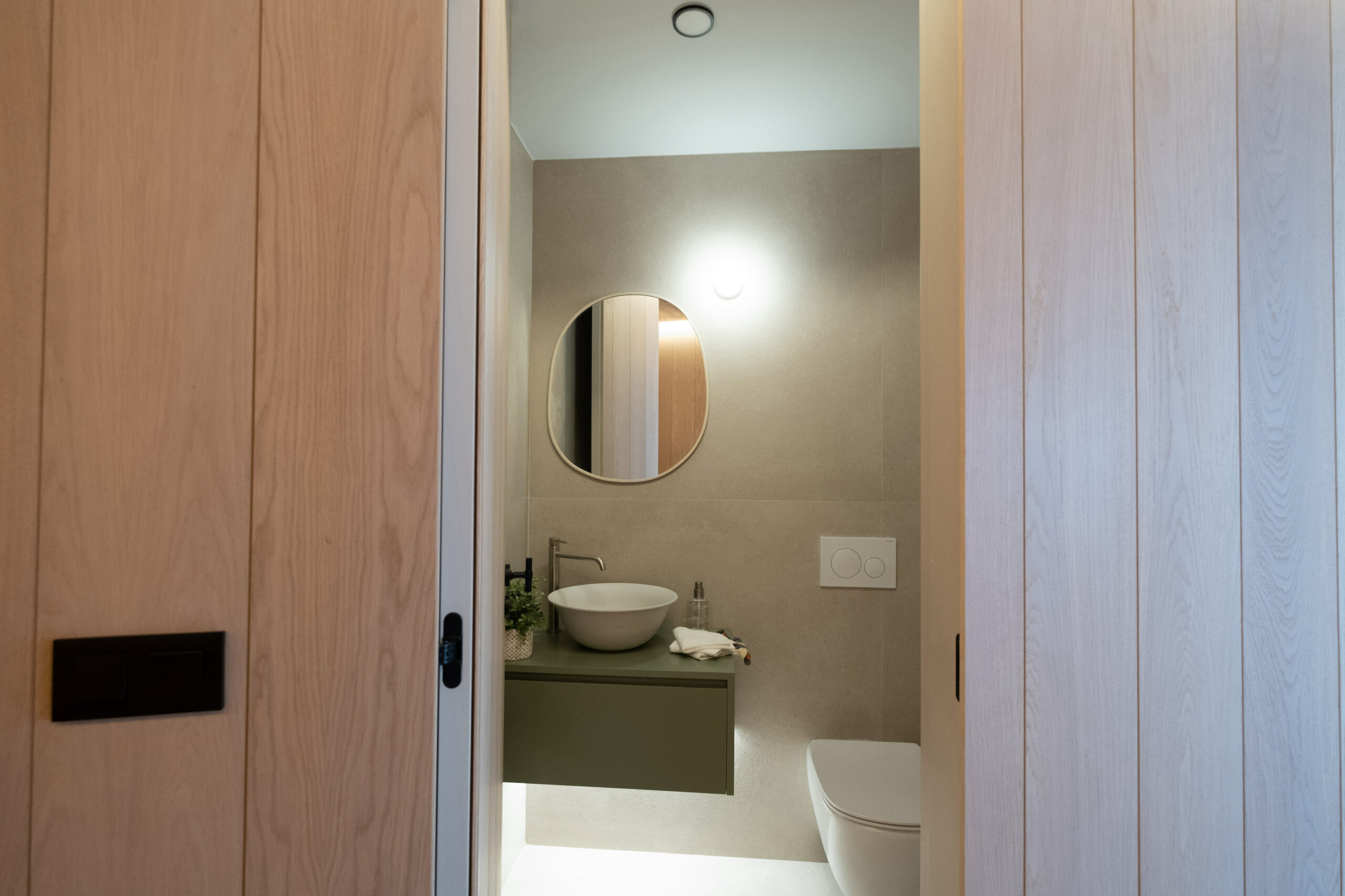 baño-minimalista-en-verde-y-madera-johntelobusca-cjr