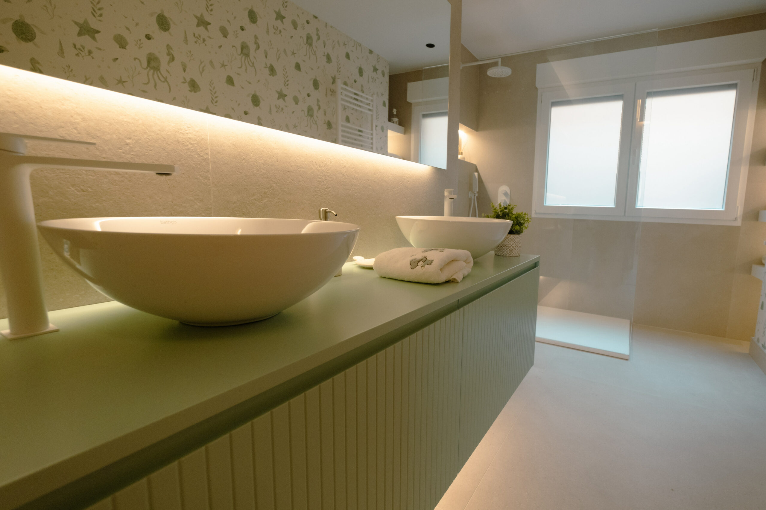 baño-moderno-en-verde-y-piedra-beige-johntelobusca-cjr