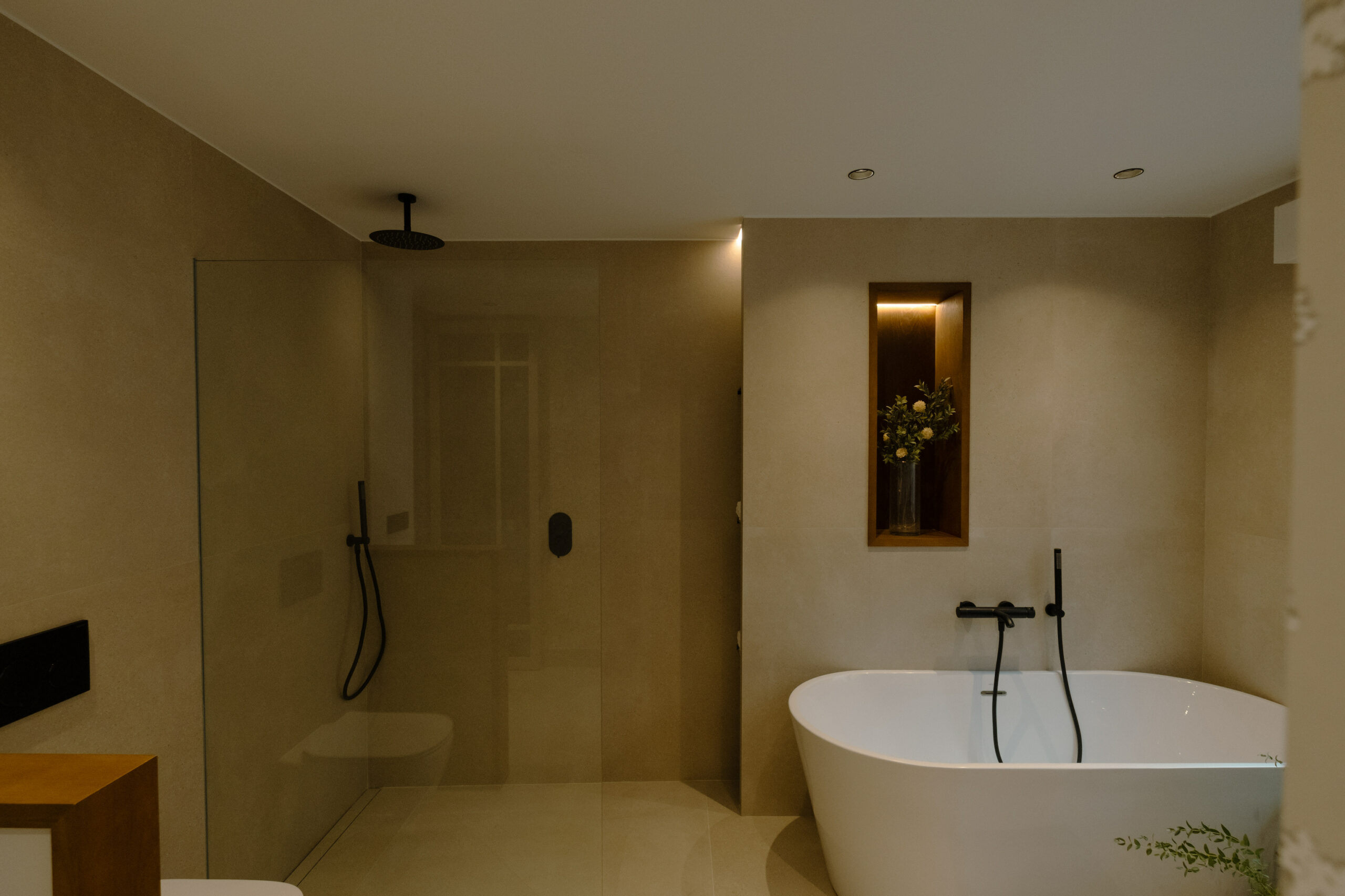 baño-principal-moderno-y-minimalista-decoracion-ideas-johntelobusca-cjr