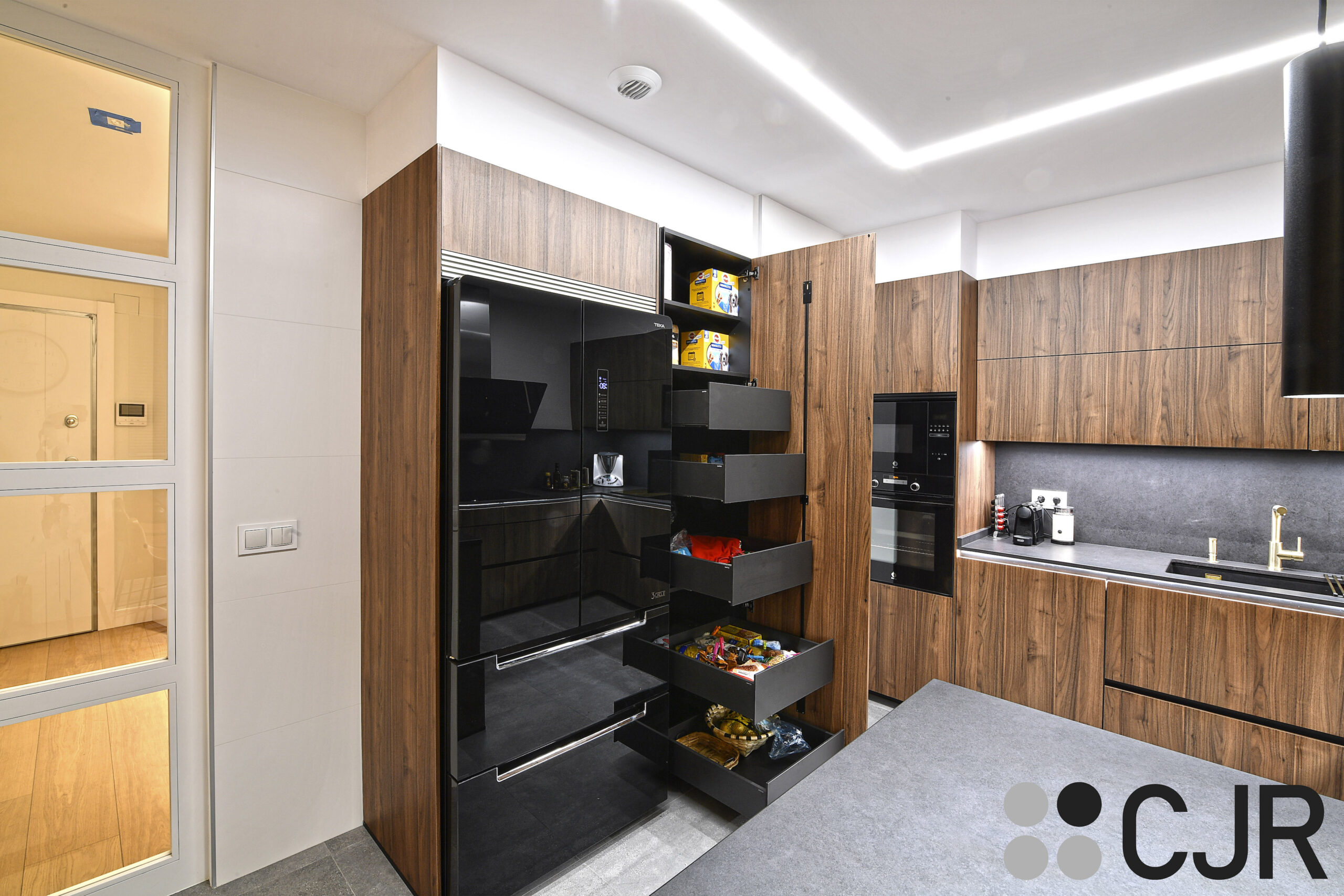 cajones interiores en negro en cocina en madera cjr