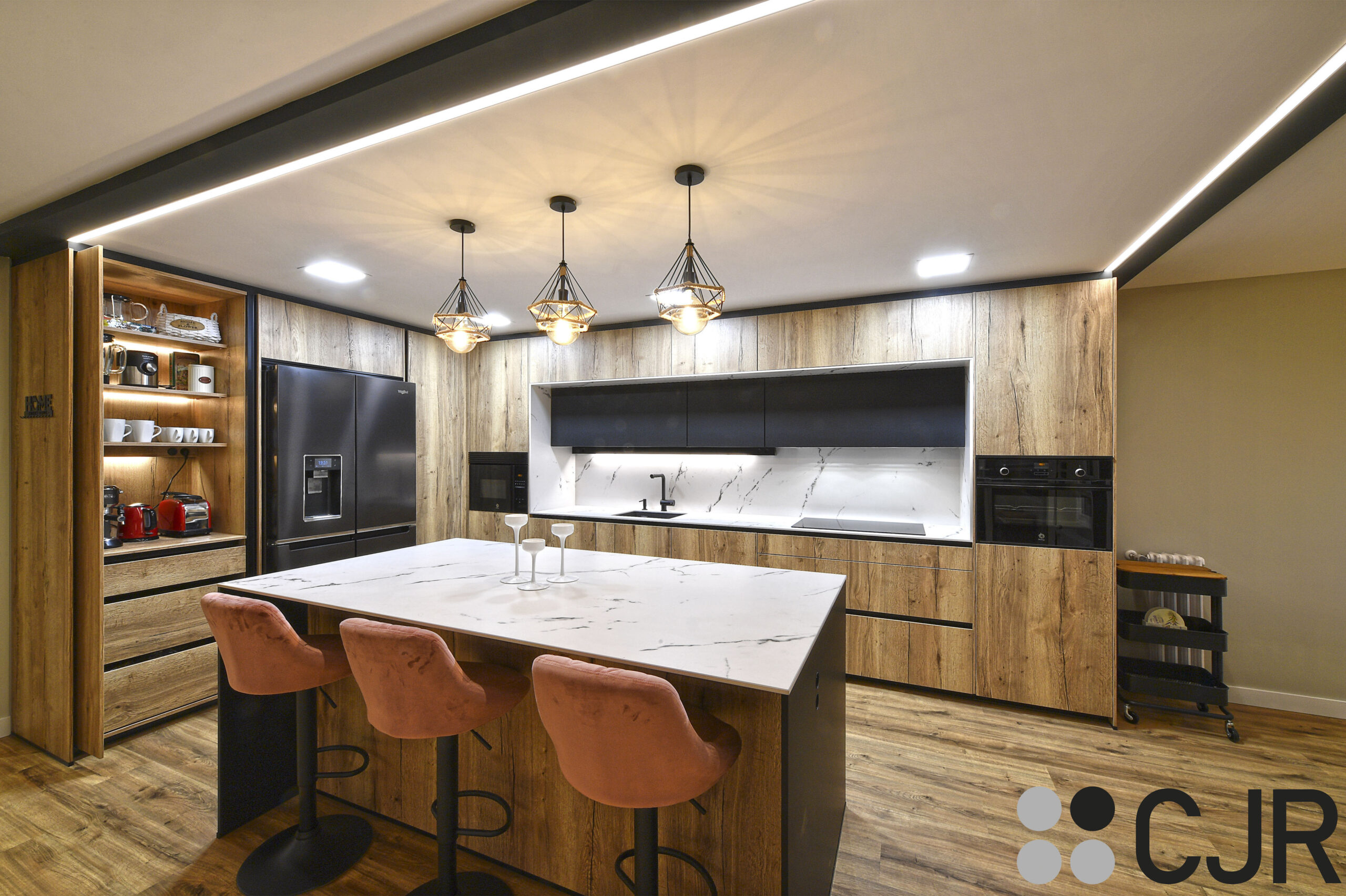 cocina abierta al salon con desayunador escamoteable con iluminacion interior cjr