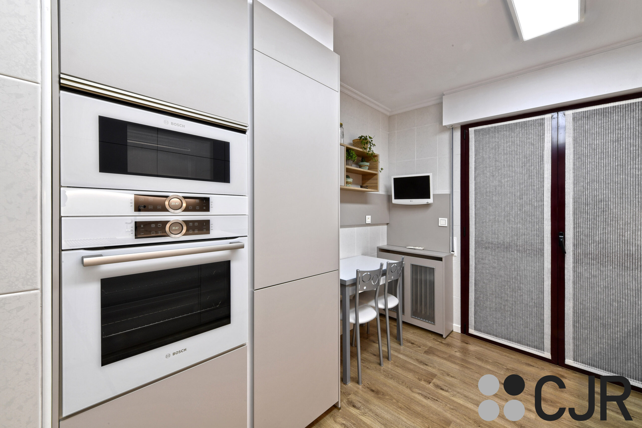 cocina cashmere con electrodomesticos en blanco de bosch cjr