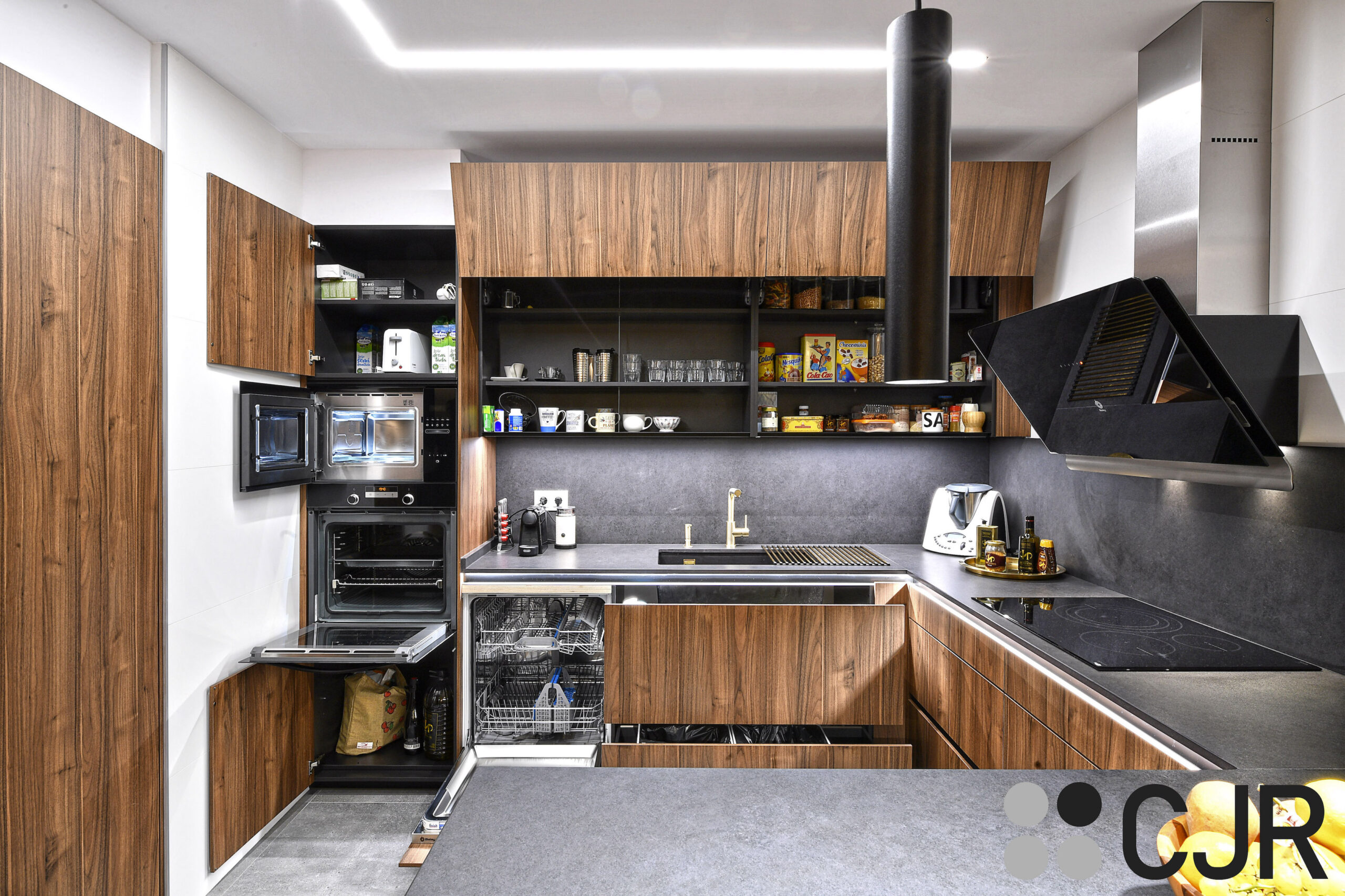 cocina con mucho espacio de almacenamiento cjr