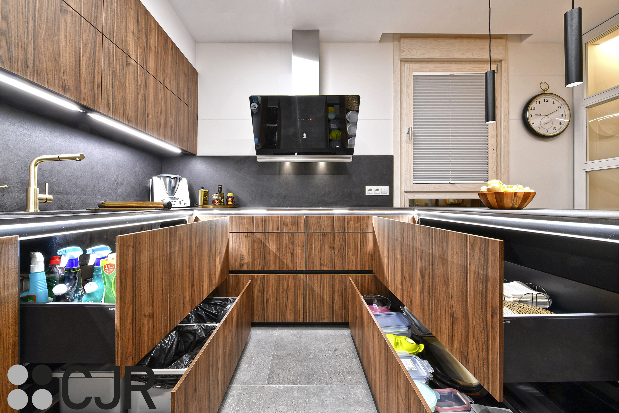 cocina con mucho espacio de almacenamiento en madera y negro cjr