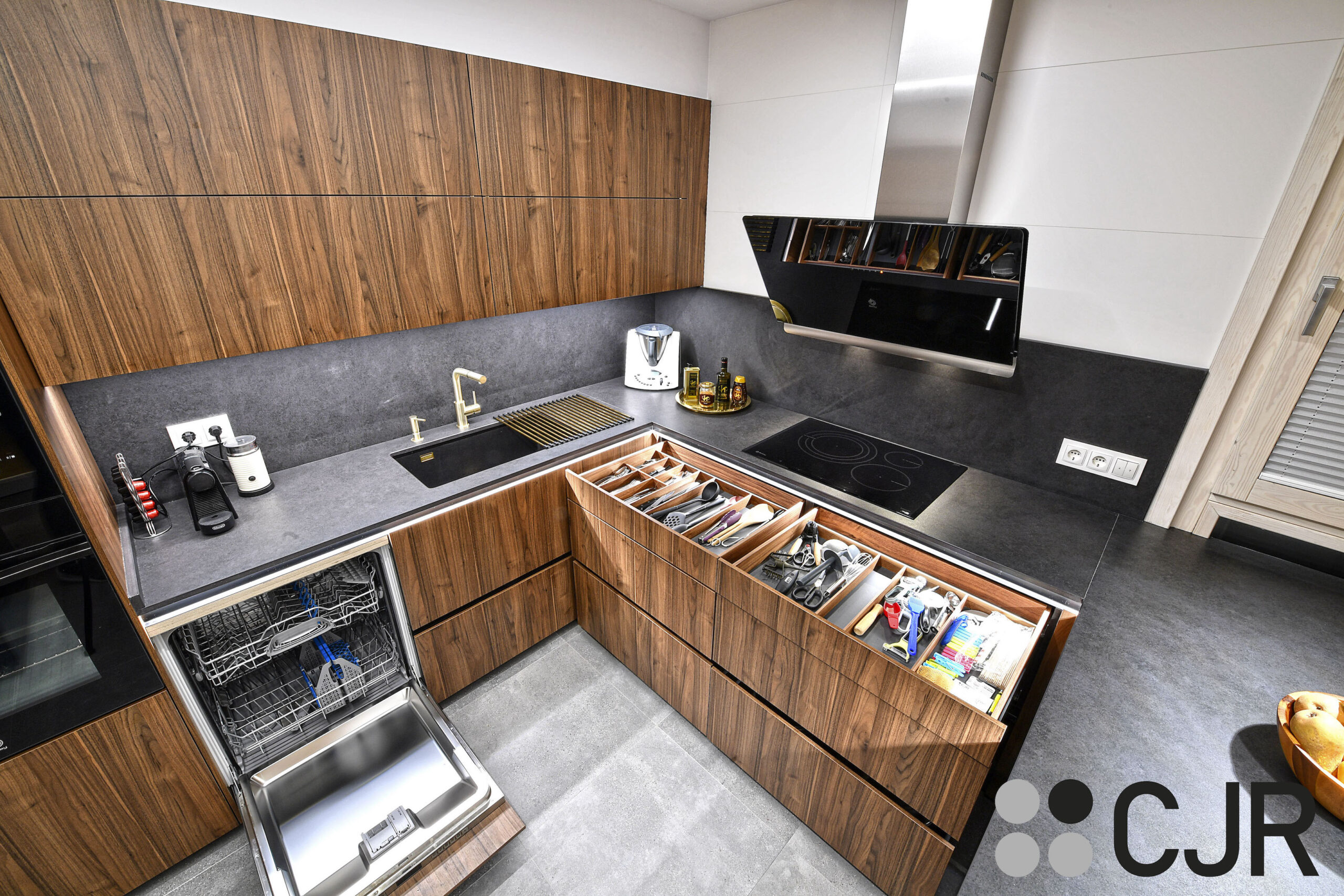 cocina en forma de c en madera y negro cjr