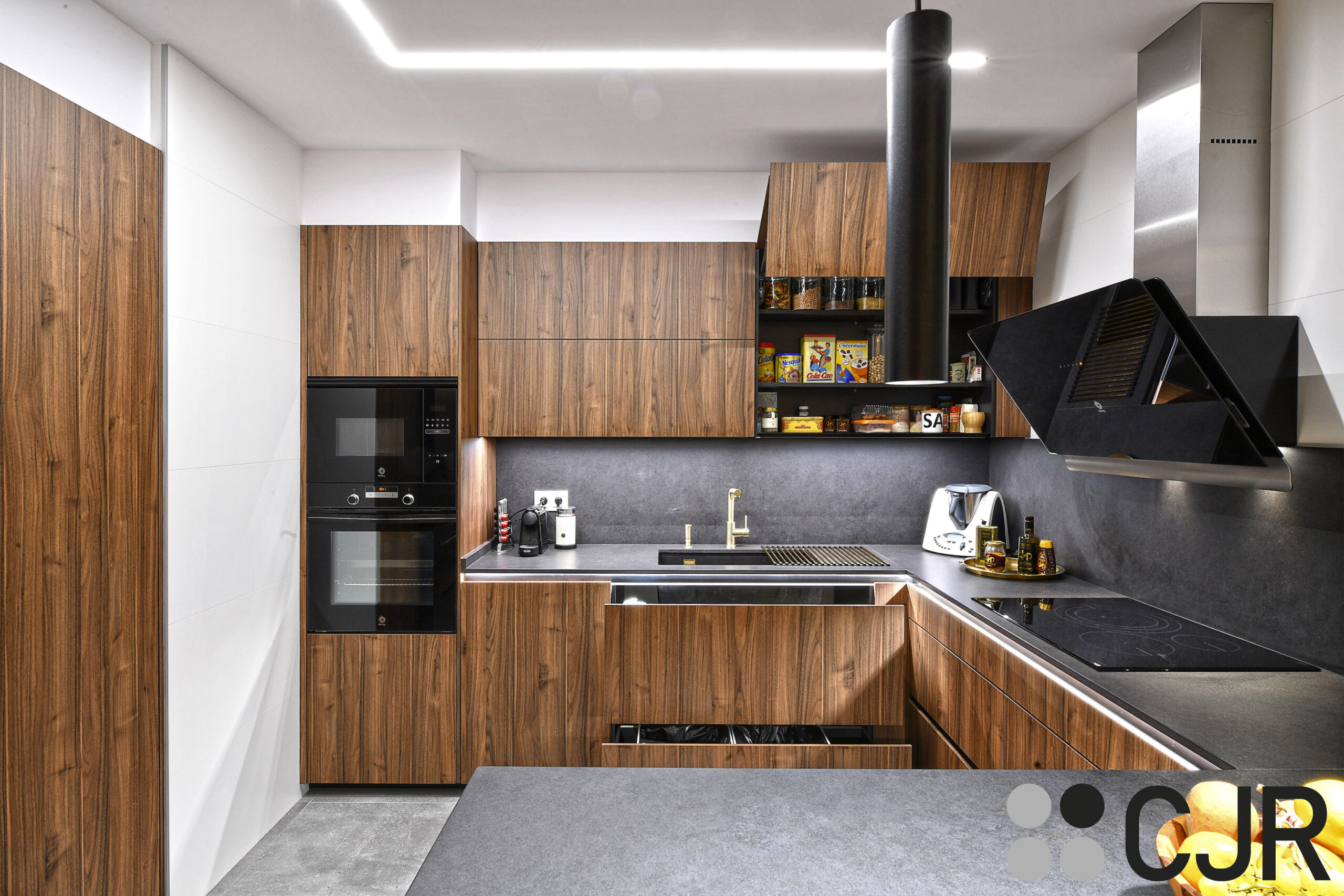 cocina en madera con el interior en color negro cjr