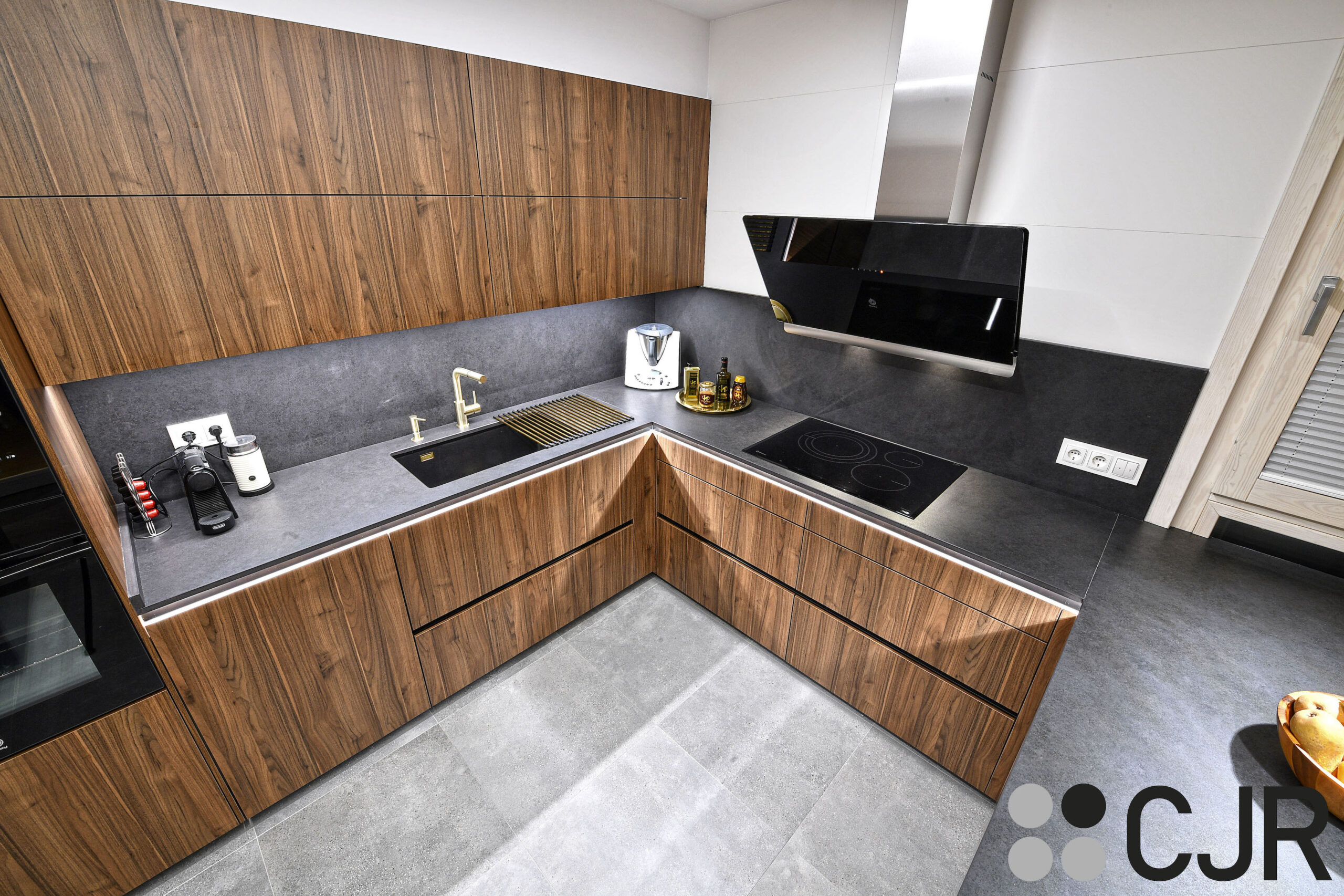 cocina en madera y negro en forma de c cjr