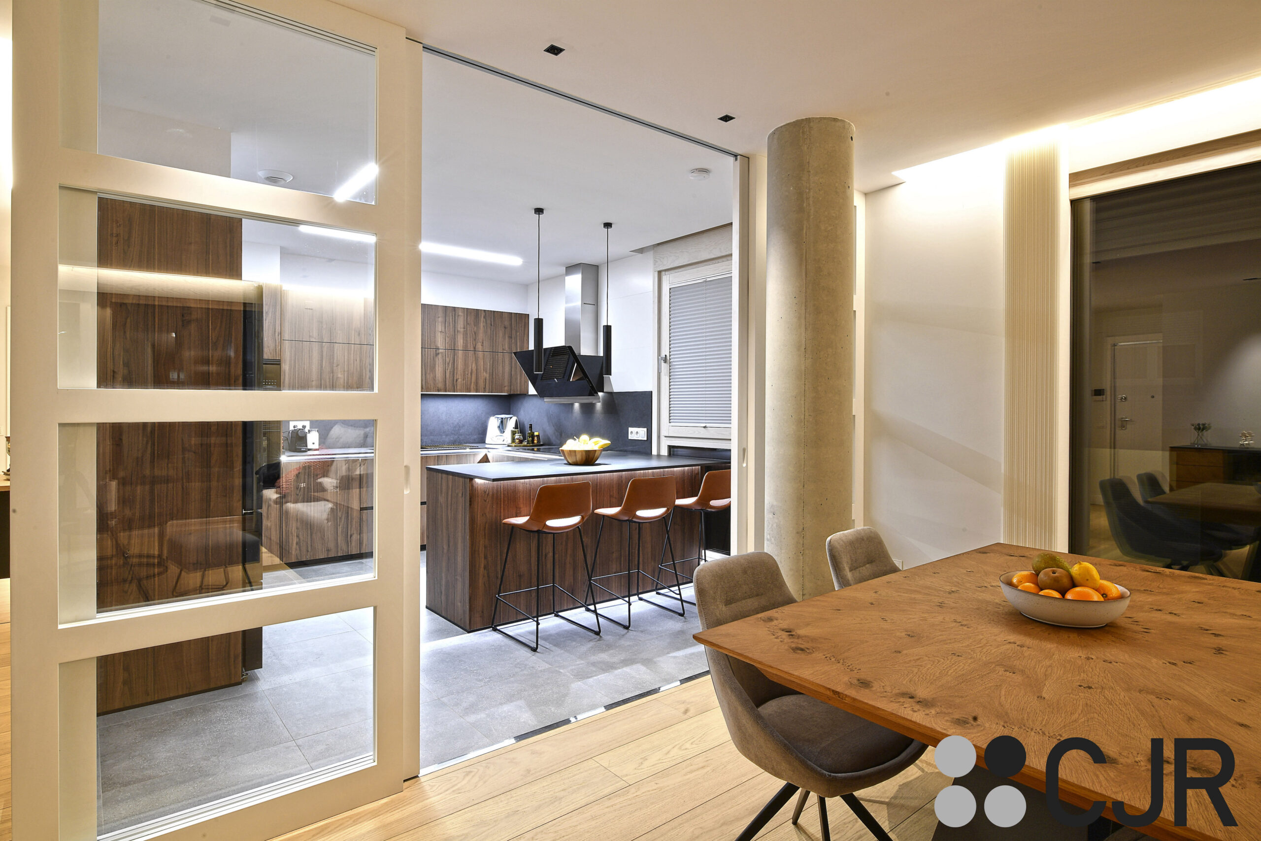 cocina semiabierta en negro y madera con peninsula cjr