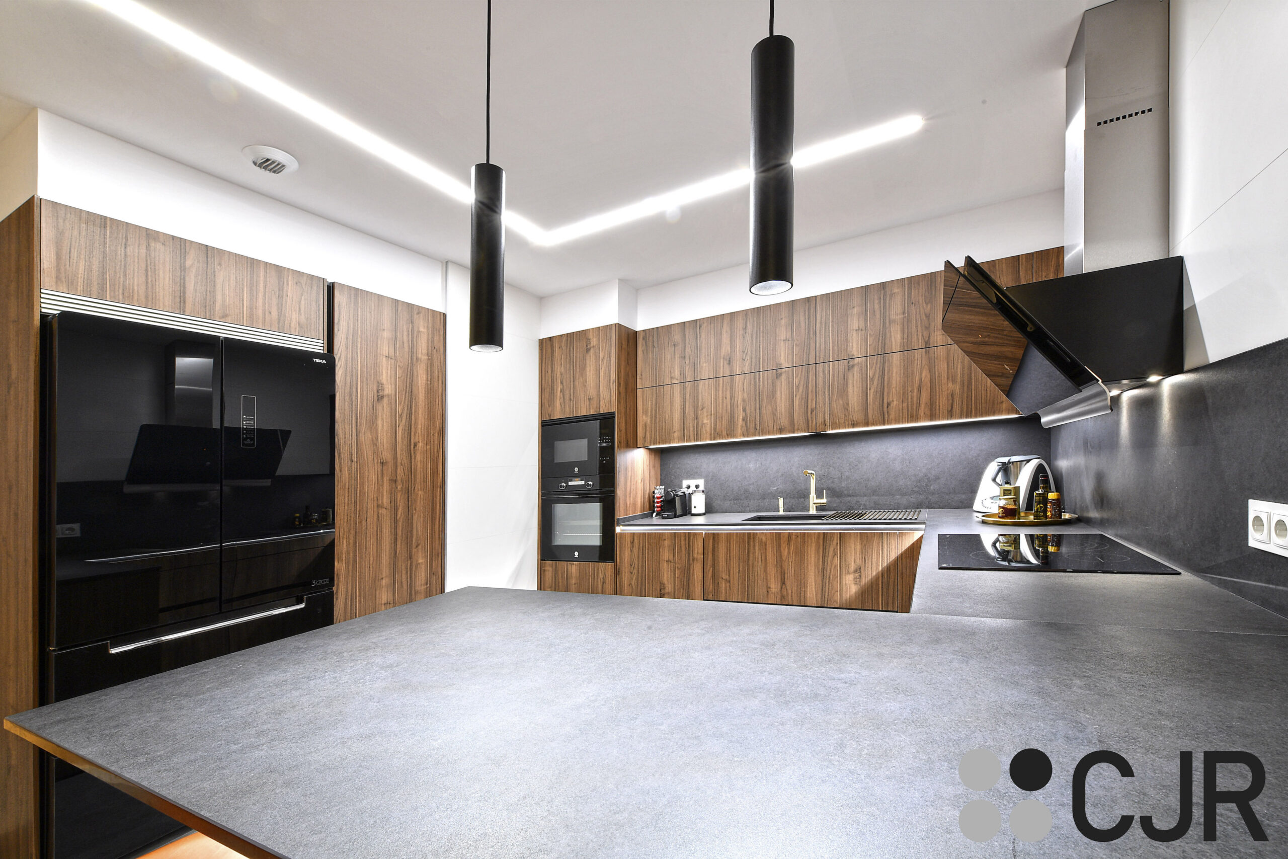 cocina semiabierta negra y madera con peninsula cjr