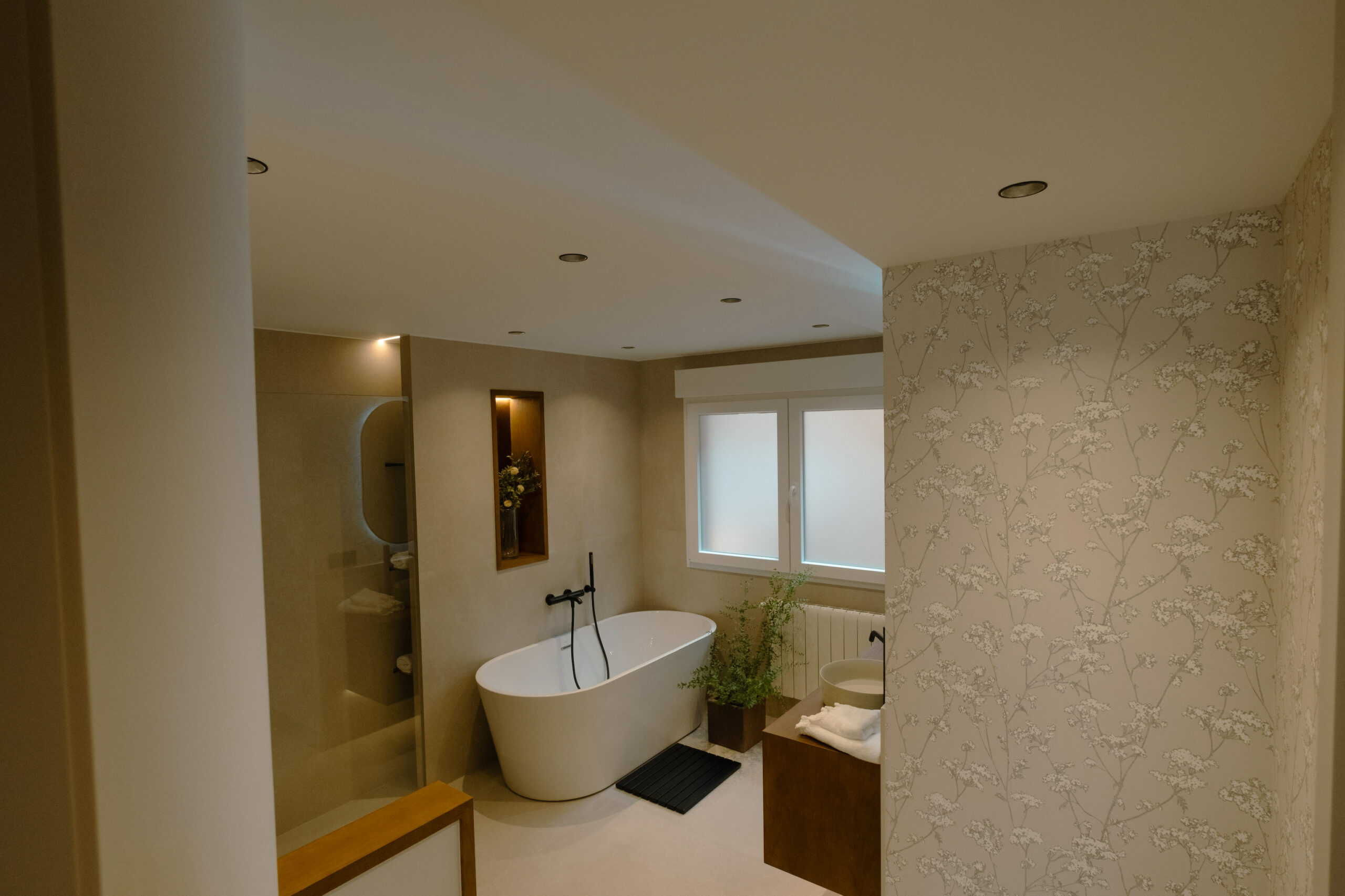 decoracion-baño-principal-moderno-y-minimalista-johntelobusca-cjr