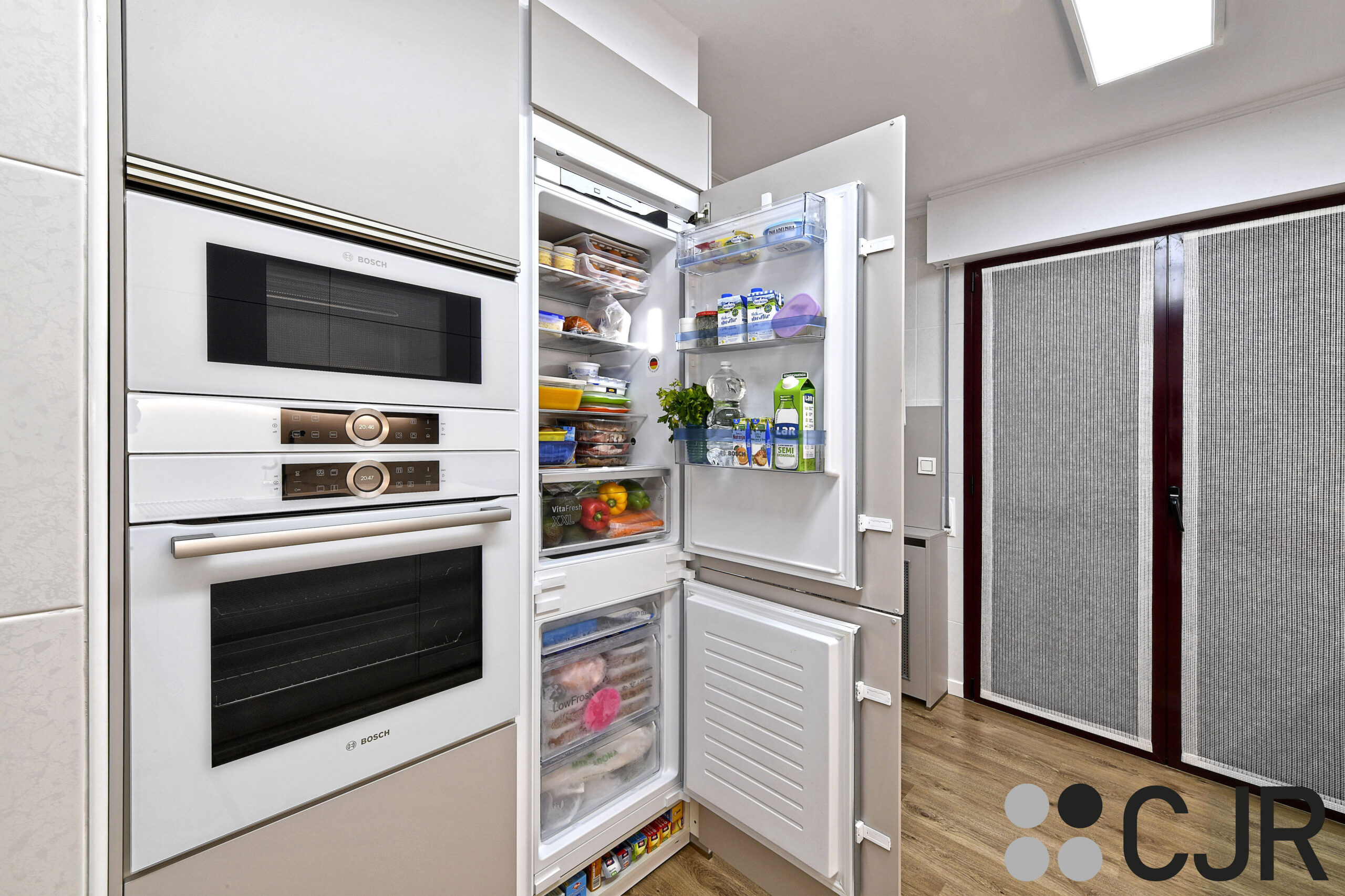 frigorifico integrado de bosch en cocina cashmere cjr