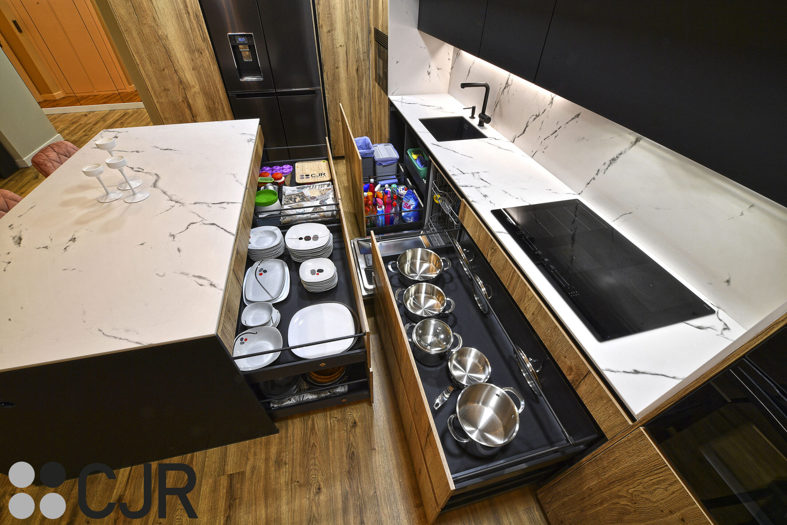 gavetas de cocina con el interior en negro y exterior en madera cjr