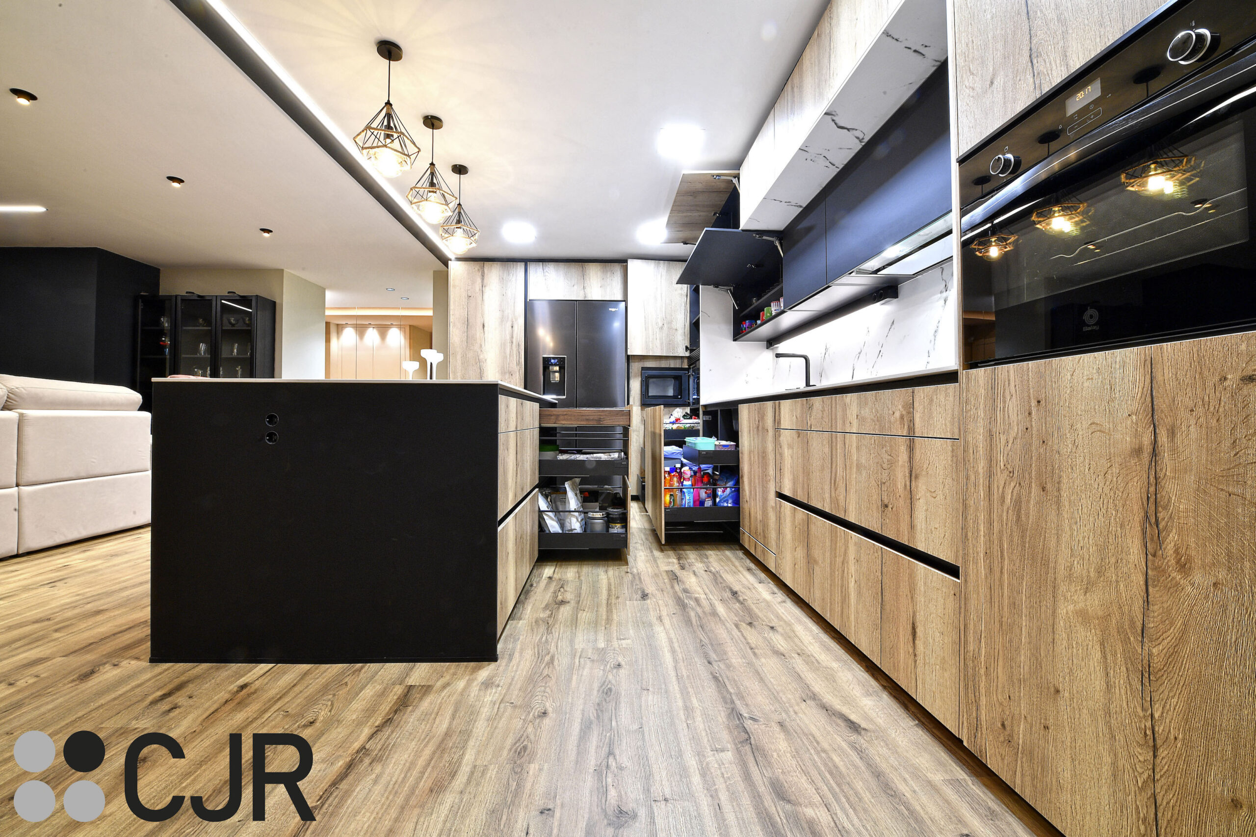gavetas de cocina en madera con el interior en negro cjr