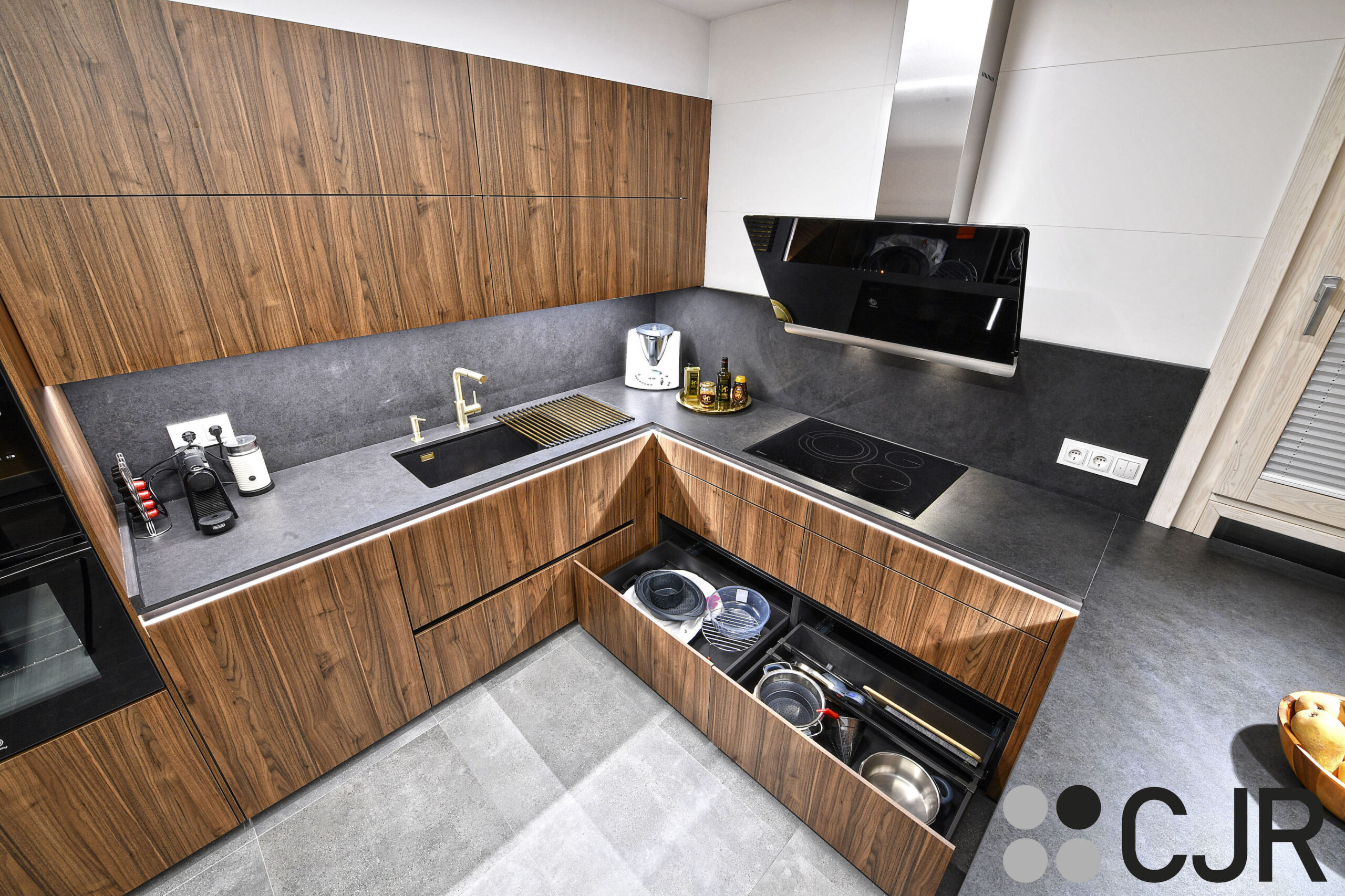 gavetas grandes de cocina en negro y madera cjr