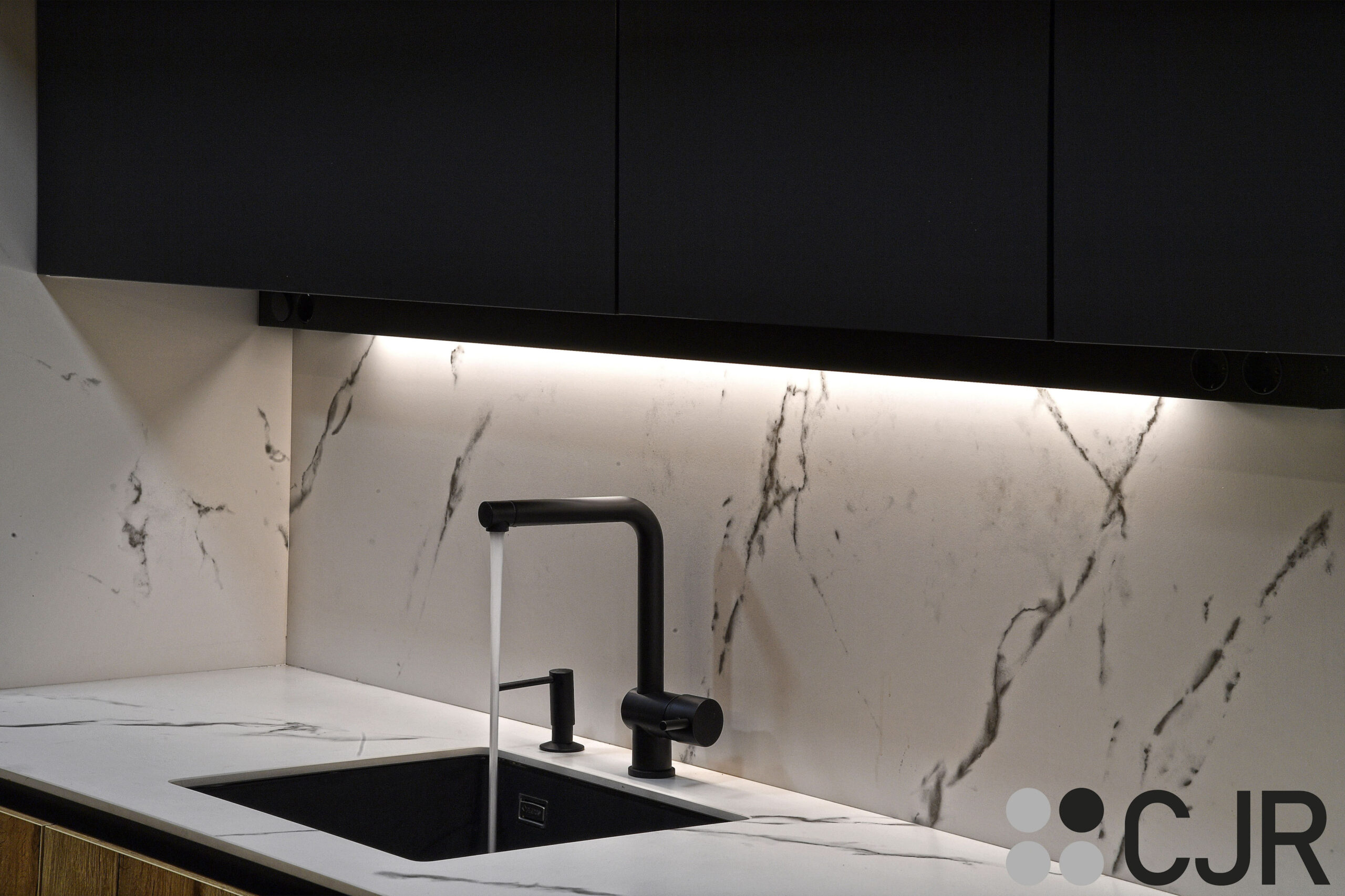 grifo y fregadero en negro bajo encimera dekton kairos cjr