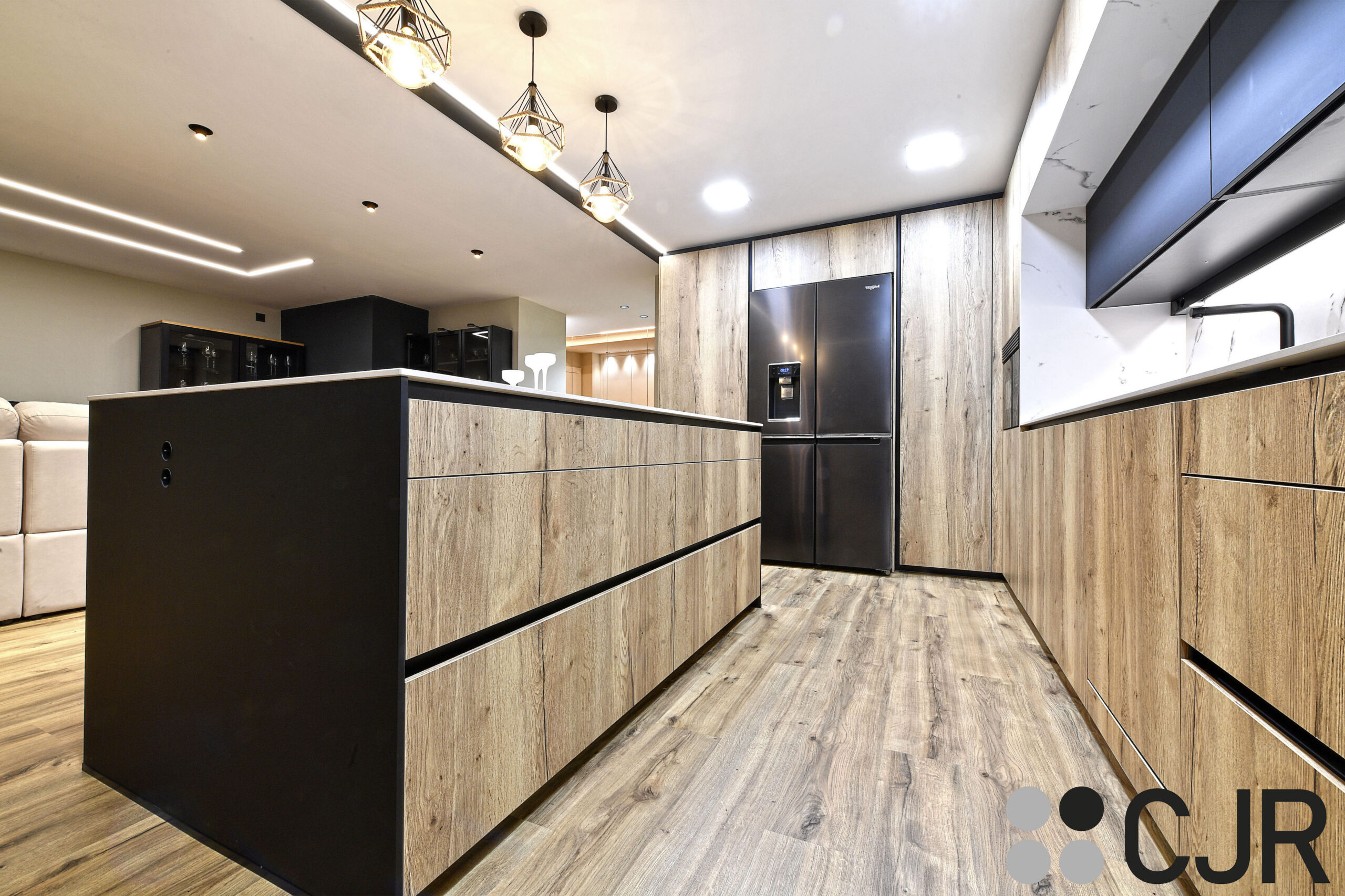 isla central de cocina en madera negro con encimera dekton kairos cjr