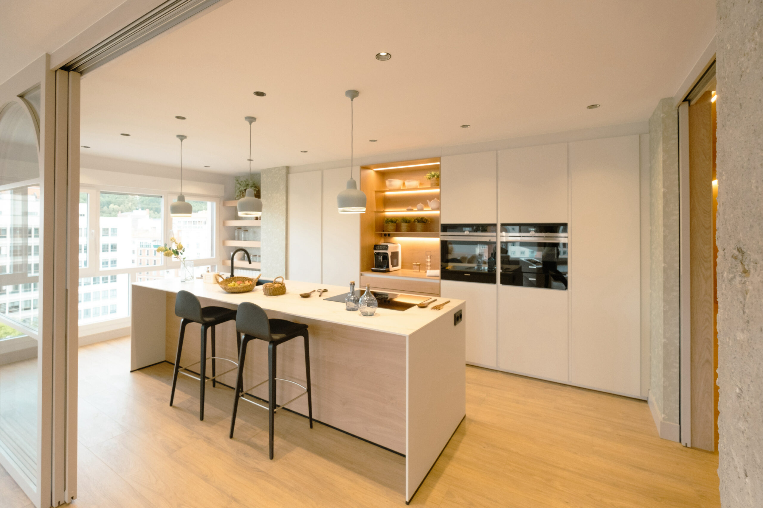 piso totalmente reformado por johntelobusca y cocina moderna abierta cjr