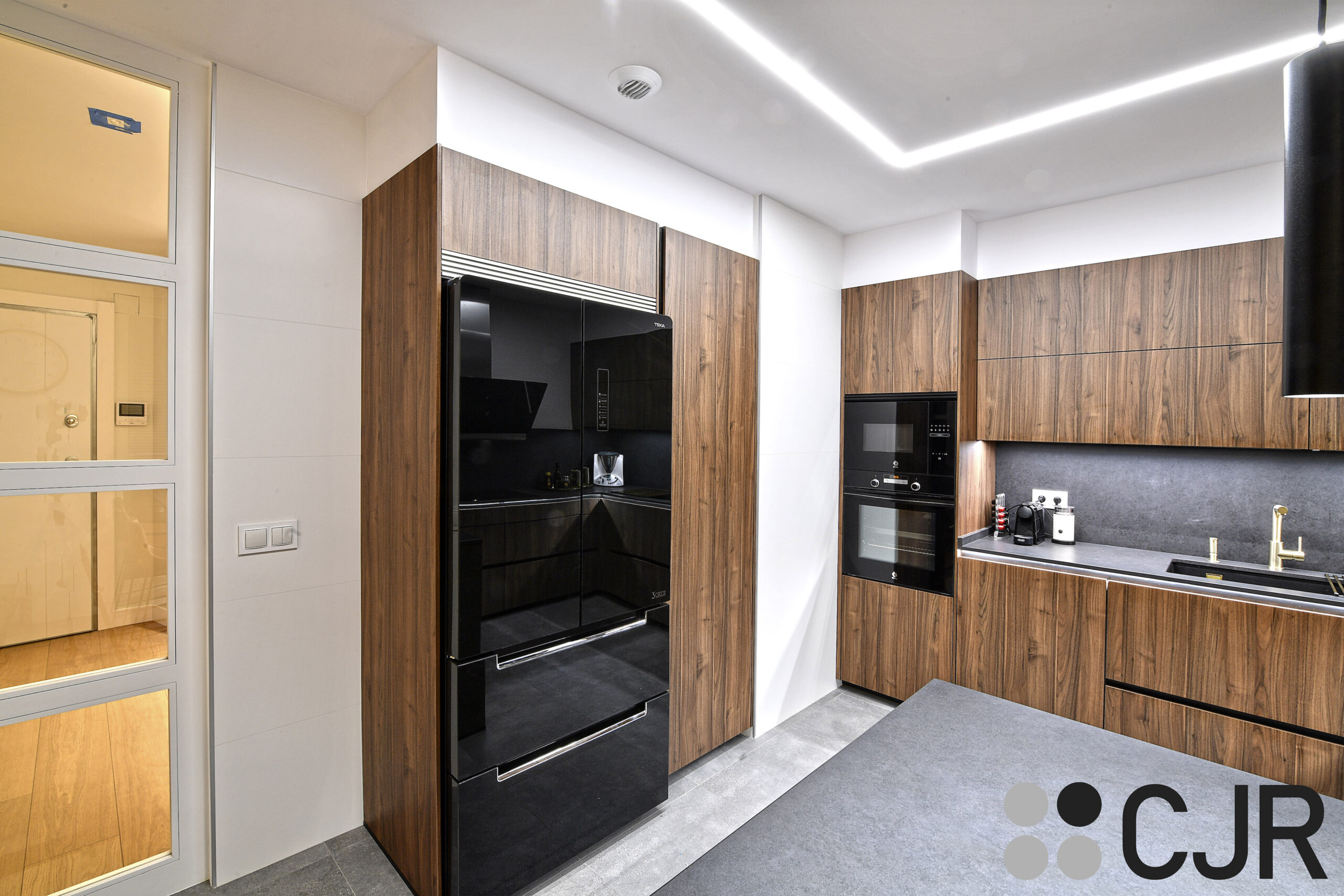 torres de cocina en madera con electrodomesticos en cristal negro cjr