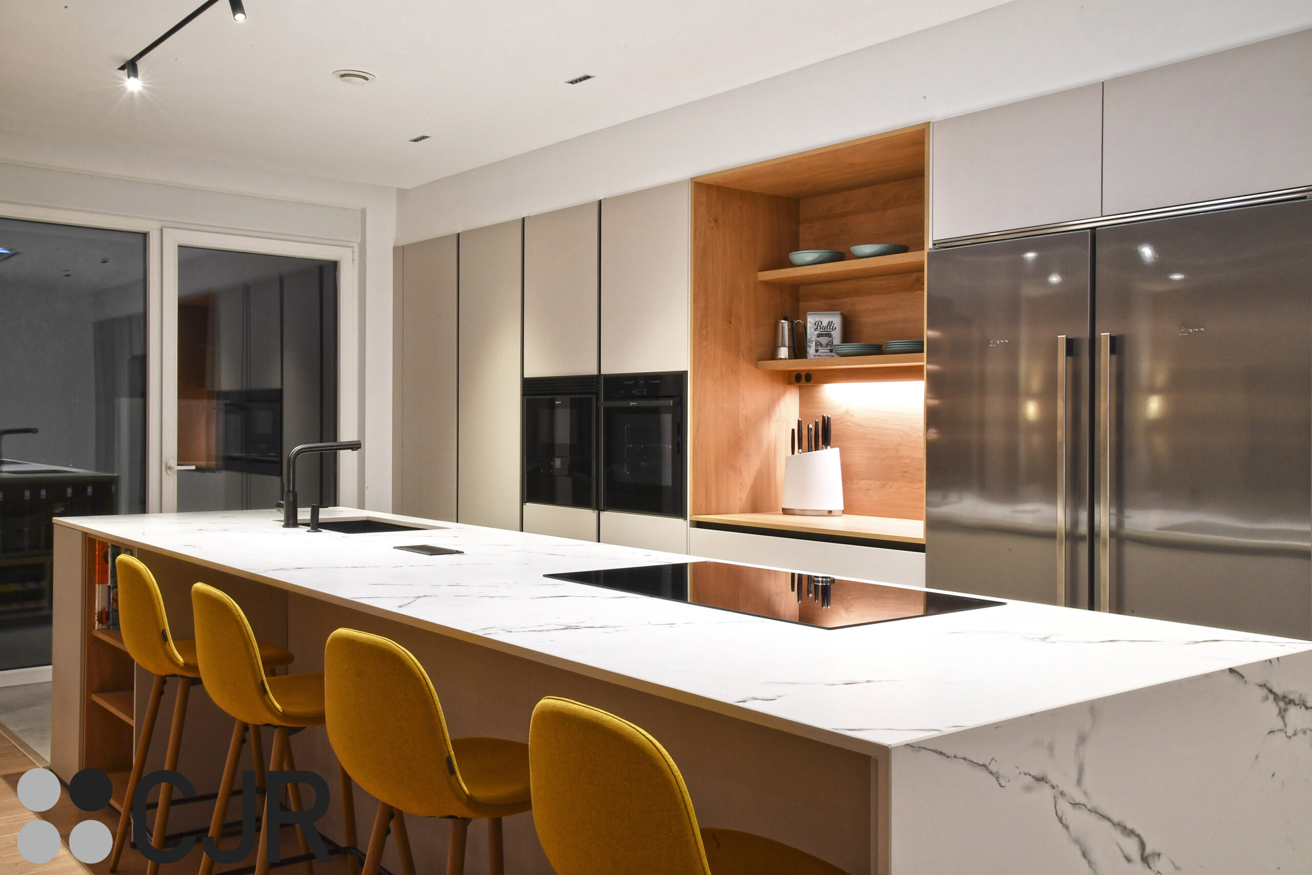 cocina abierta al salon con isla dekton kairos moderna cjr