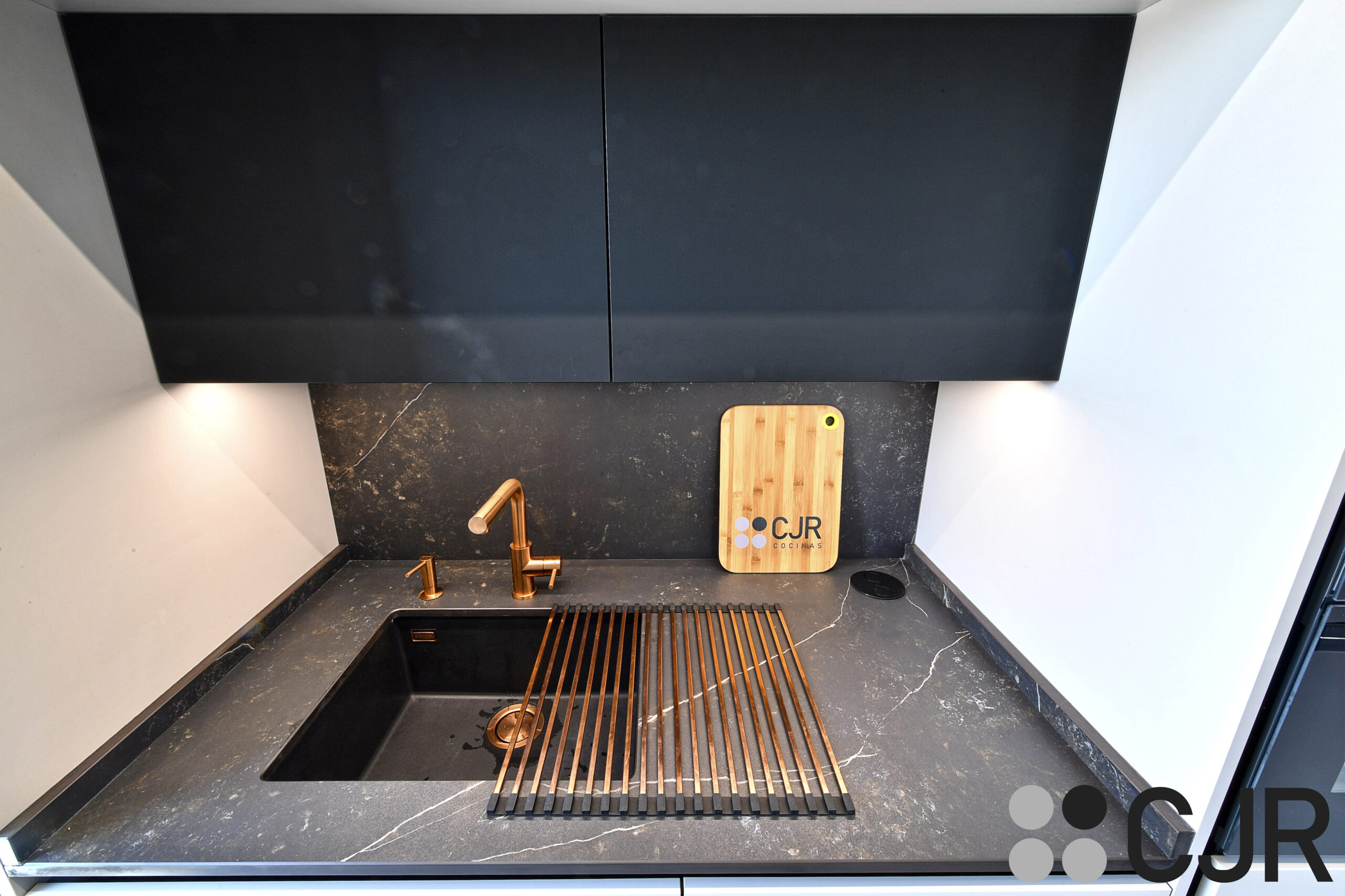 cocina puente en cashmere negro y dekton kelya con grifo en cobre cjr