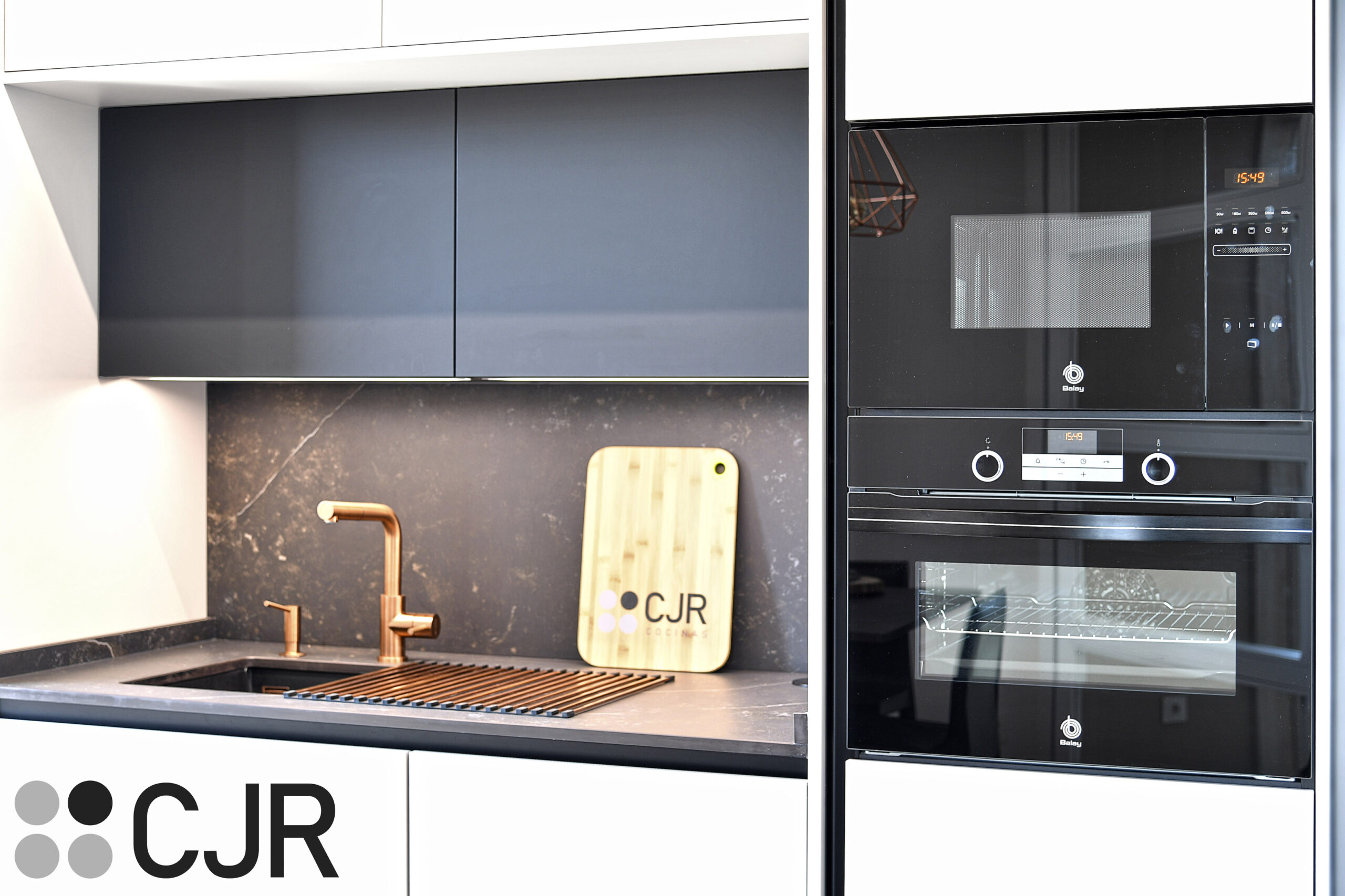 cocina puente en cashmere y negro con grifo en cobre cjr