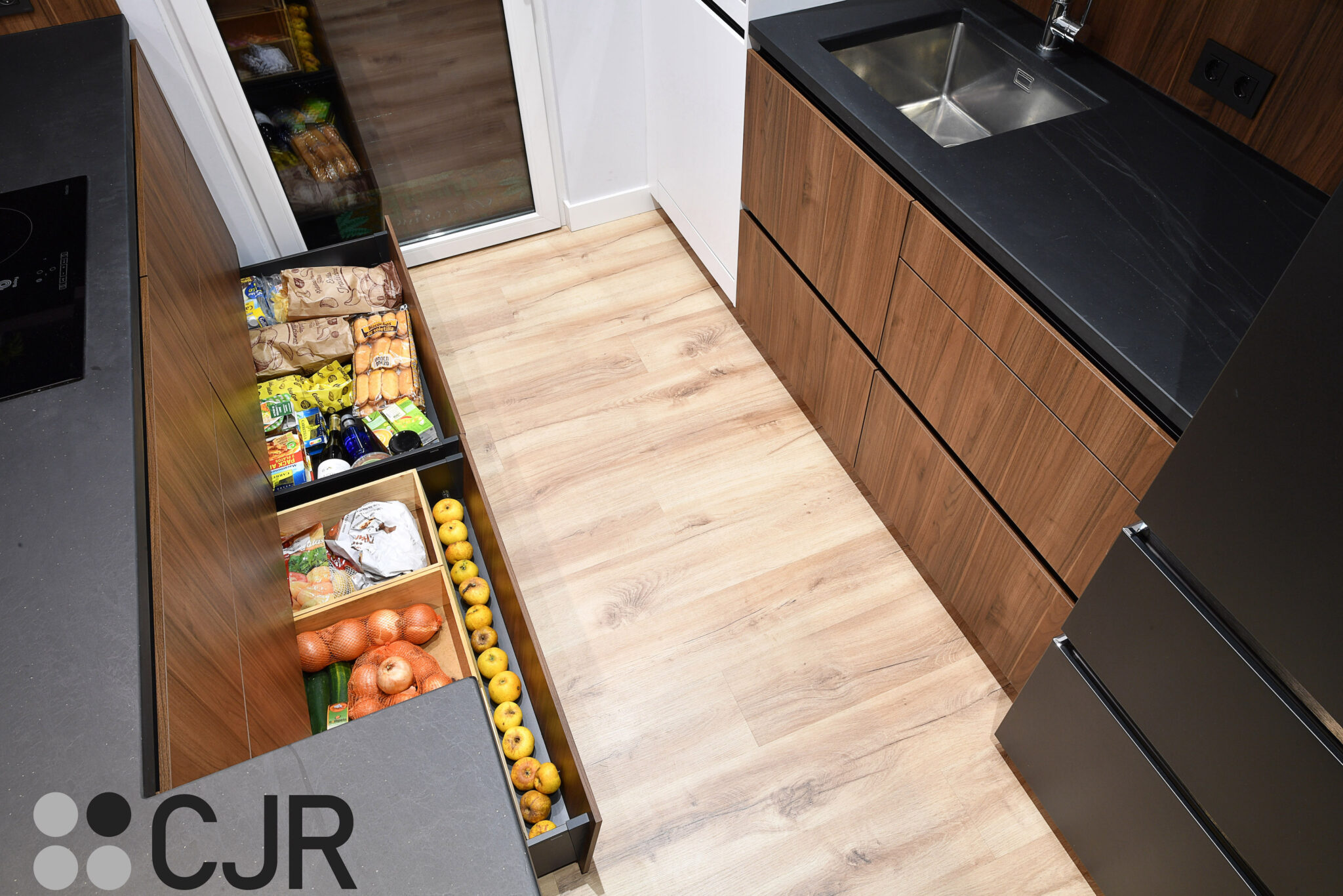 Cocina pequeña abierta al salon con peninsula CJR Cocinas CJR Santos