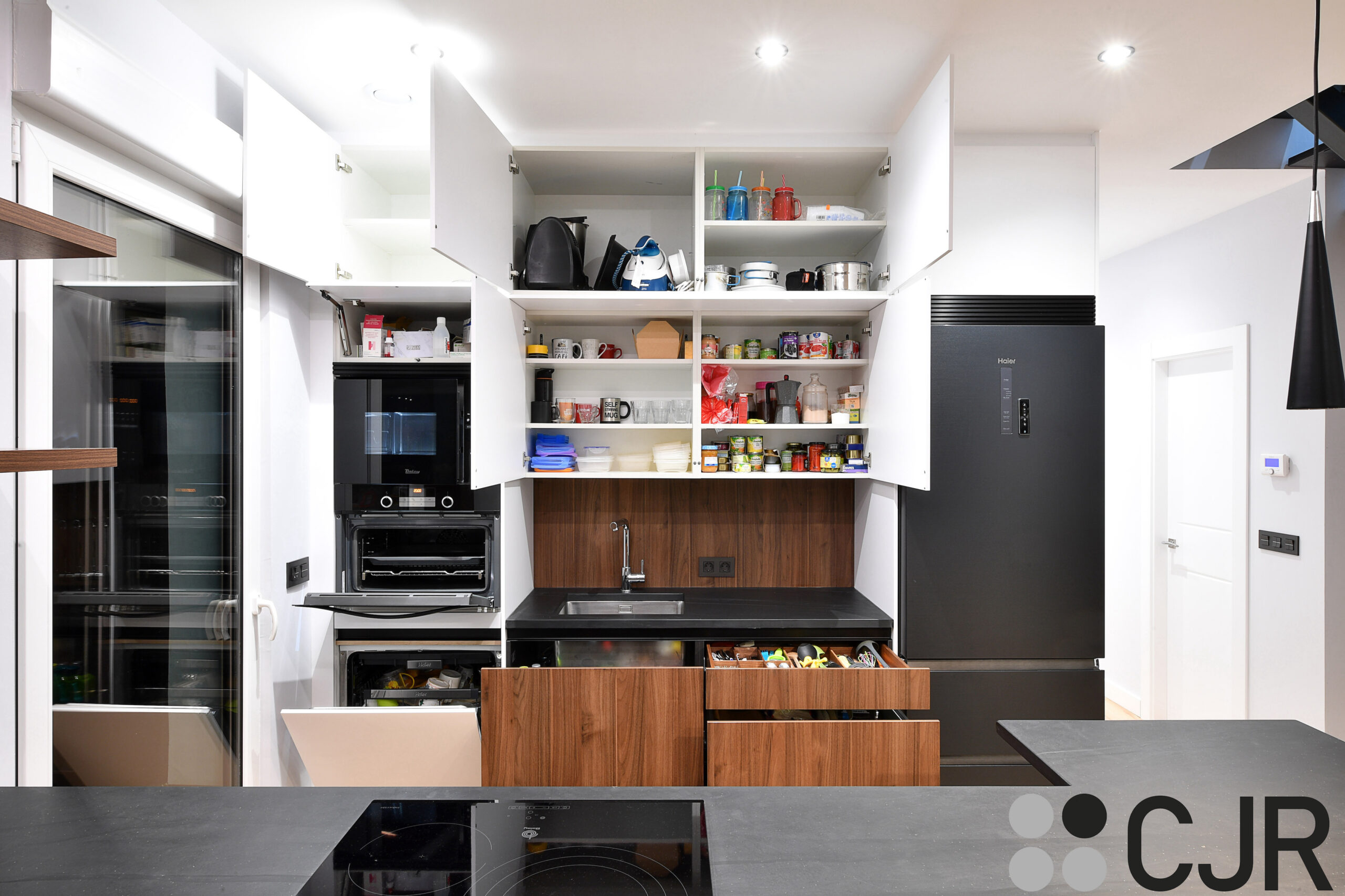 cocina estilo puente con muebles en blanco y madera cocinas cjr