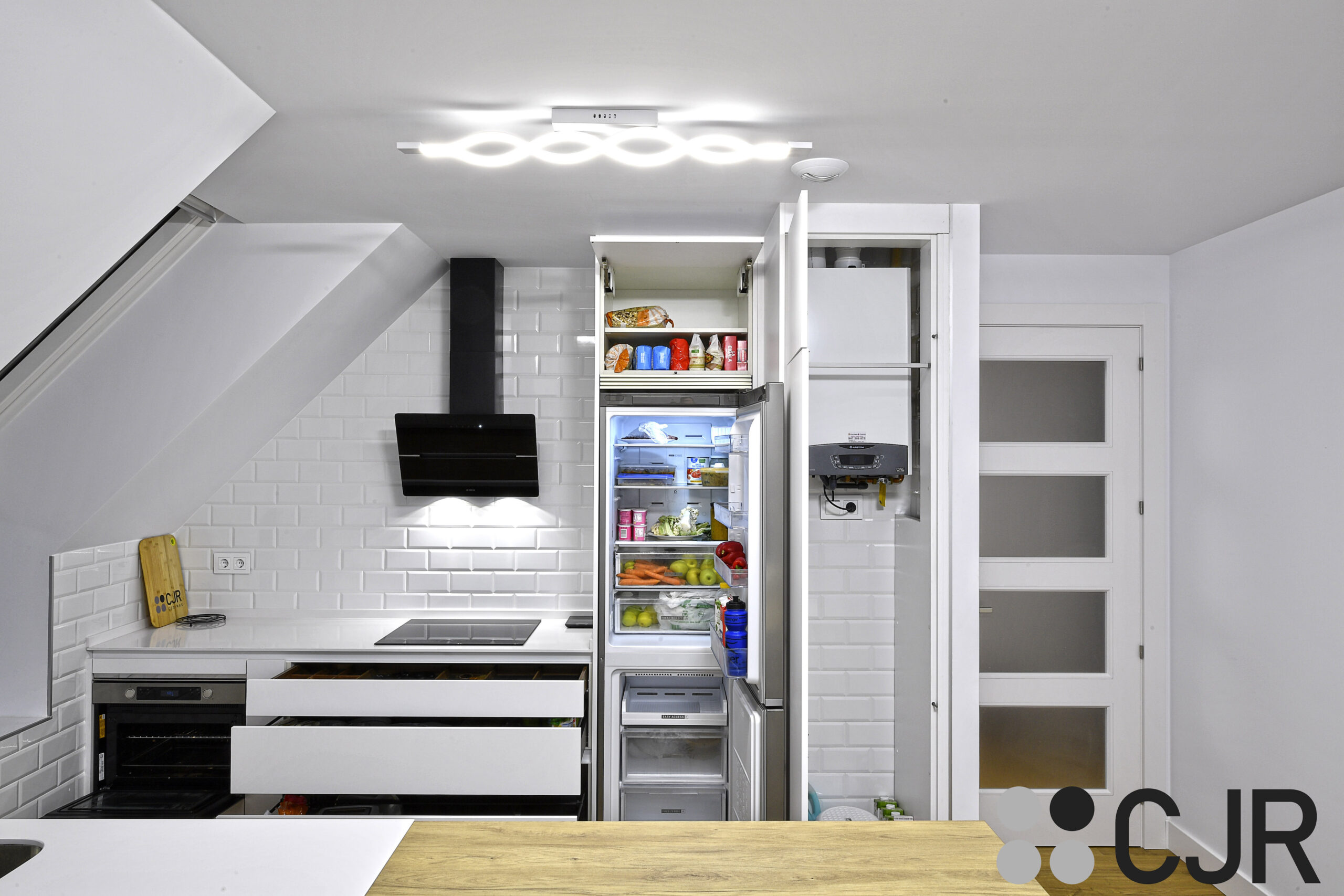 cocina pequeña con frigorifico whirlpool cjr