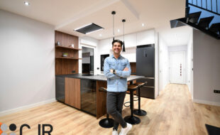 daniel colino en cocina pequeña abierta al salon con peninsula cocinas cjr
