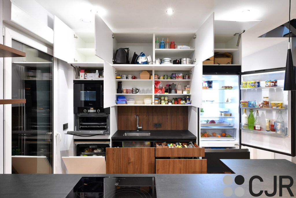 Cocina pequeña abierta al salon con peninsula CJR | Cocinas CJR Santos