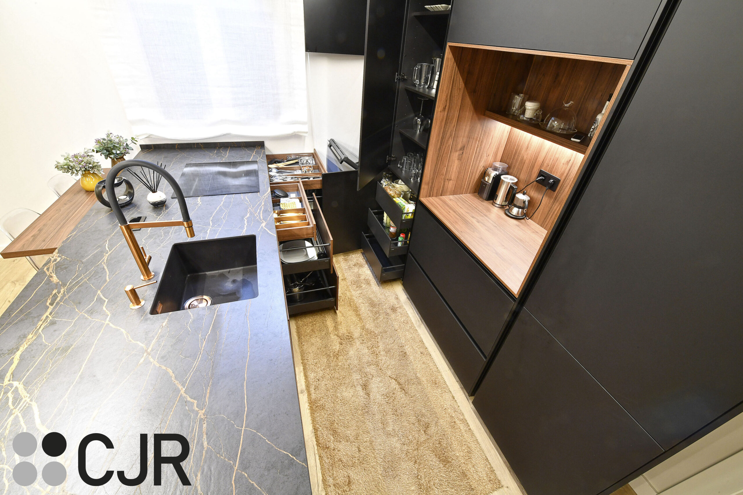 muebles amplios de cocina pequeña en madera y negro cjr