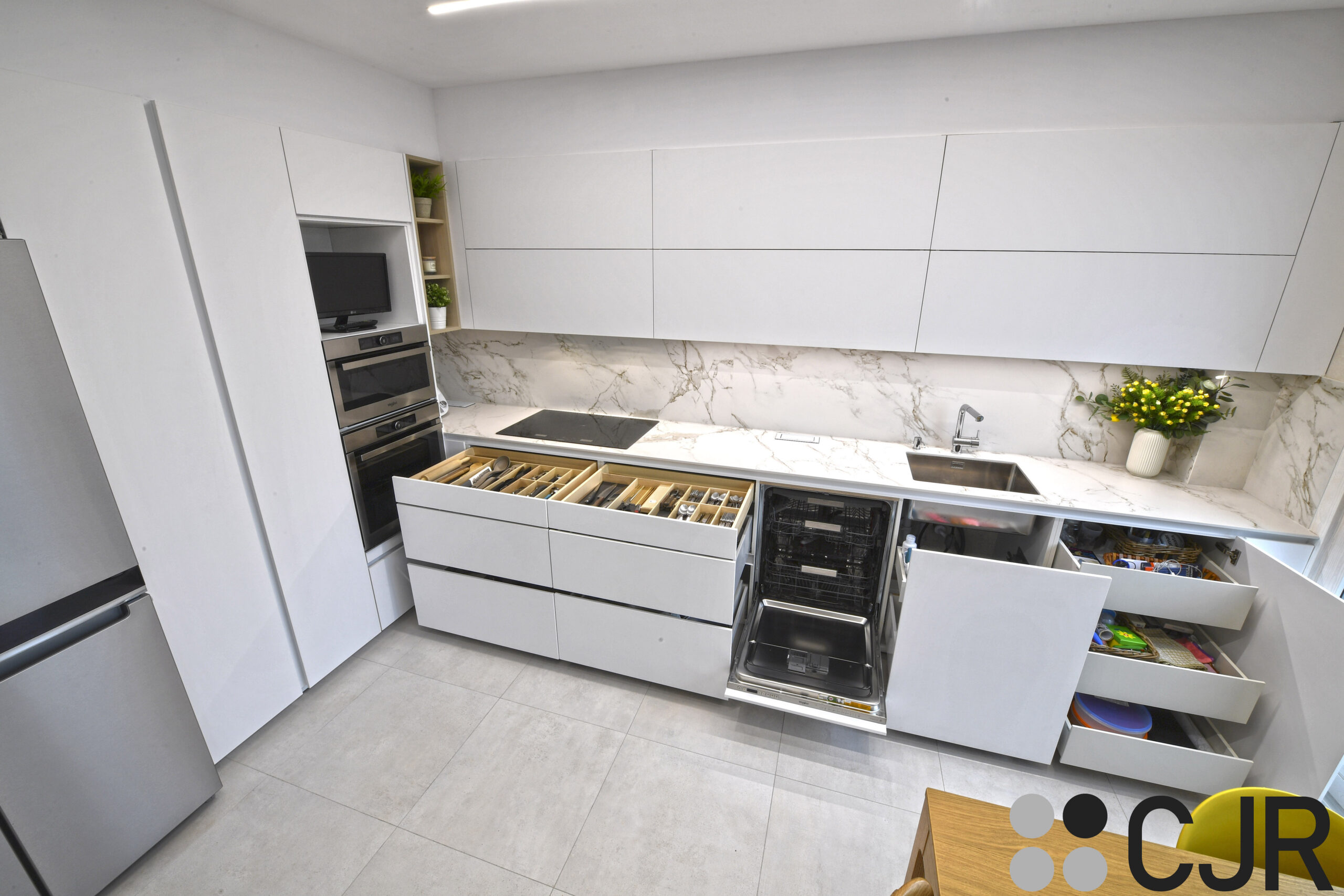 muebles de cocina en blanco mate con interior en madera cjr