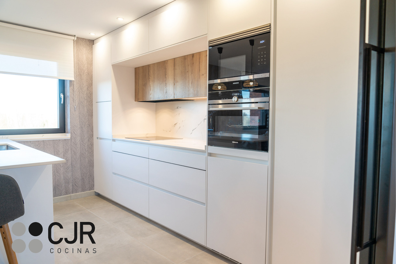 cocina blanca y madera con encimera dekton kairos cocinas cjr