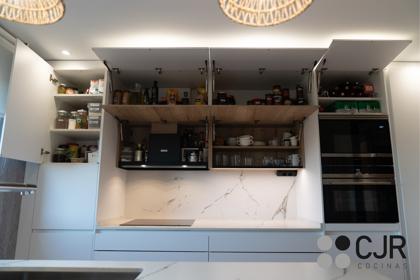 cocina estilo puente en blanco y madera con encimera dekton kairos cocinas cjr