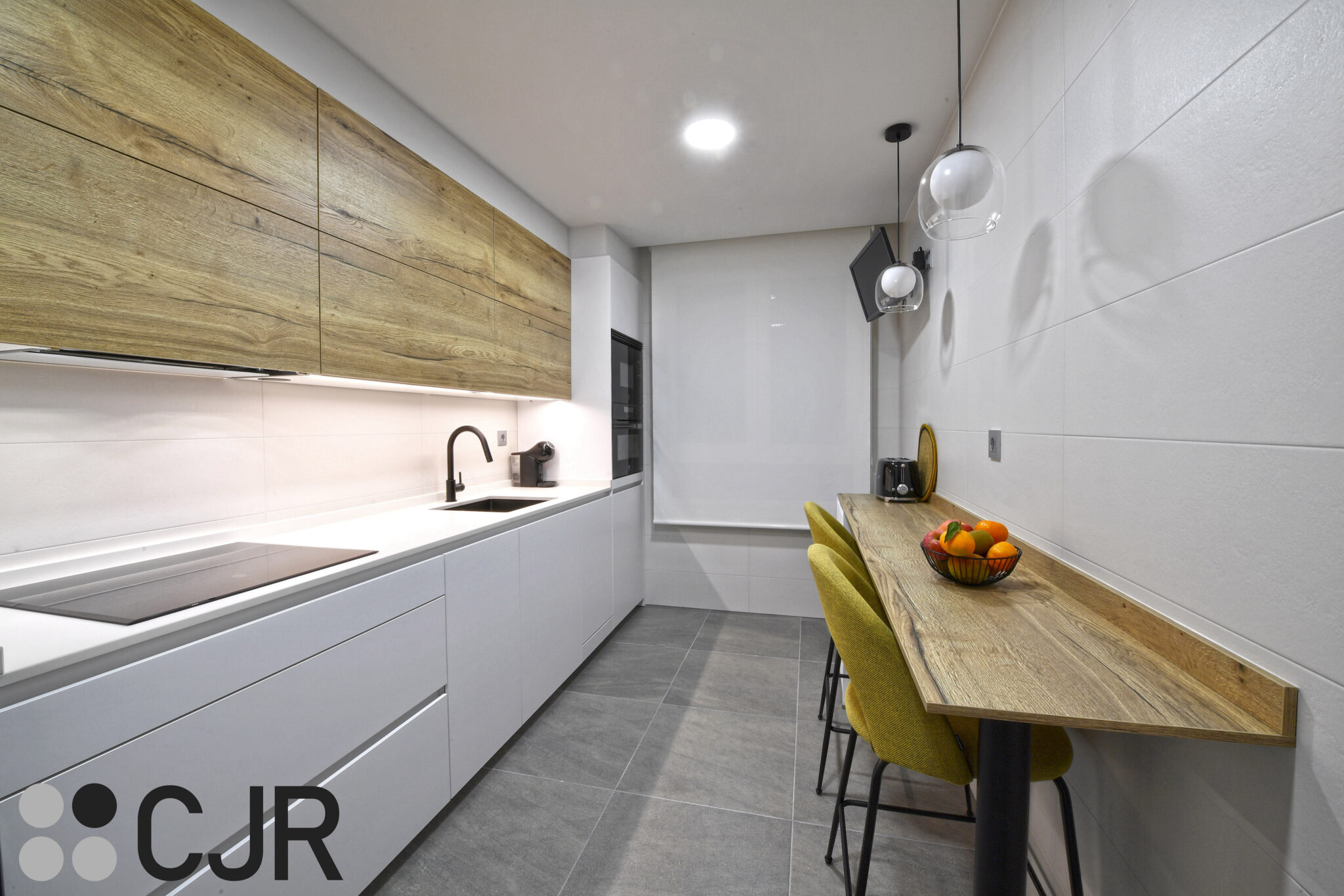 Cocina estrecha y larga blanca y madera con barra CJR | Cocinas CJR Santos