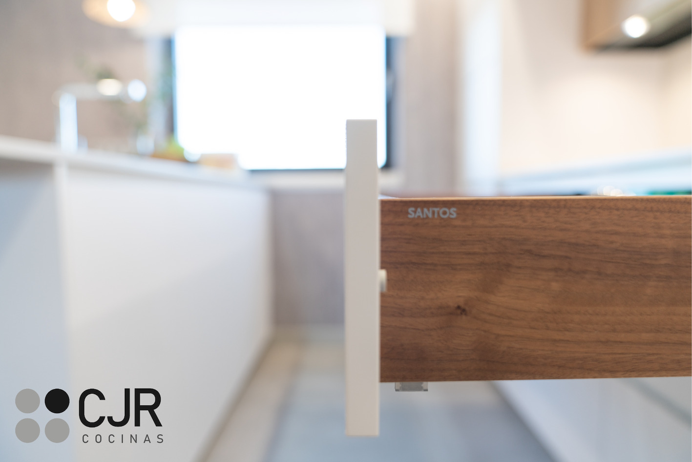 cubertero de santos en madera y blanco cocinas cjr